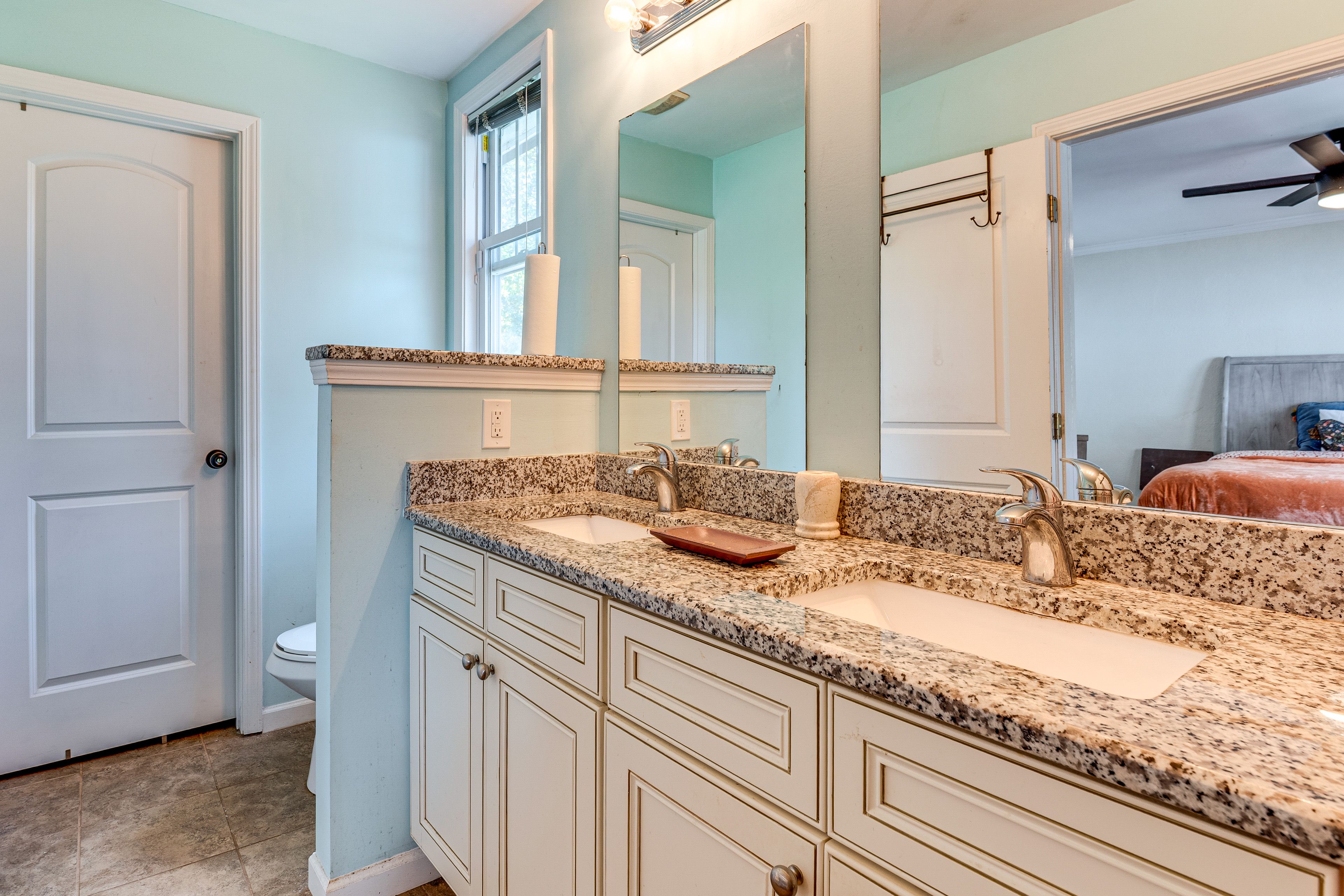 Full Bathroom | Towels Provided