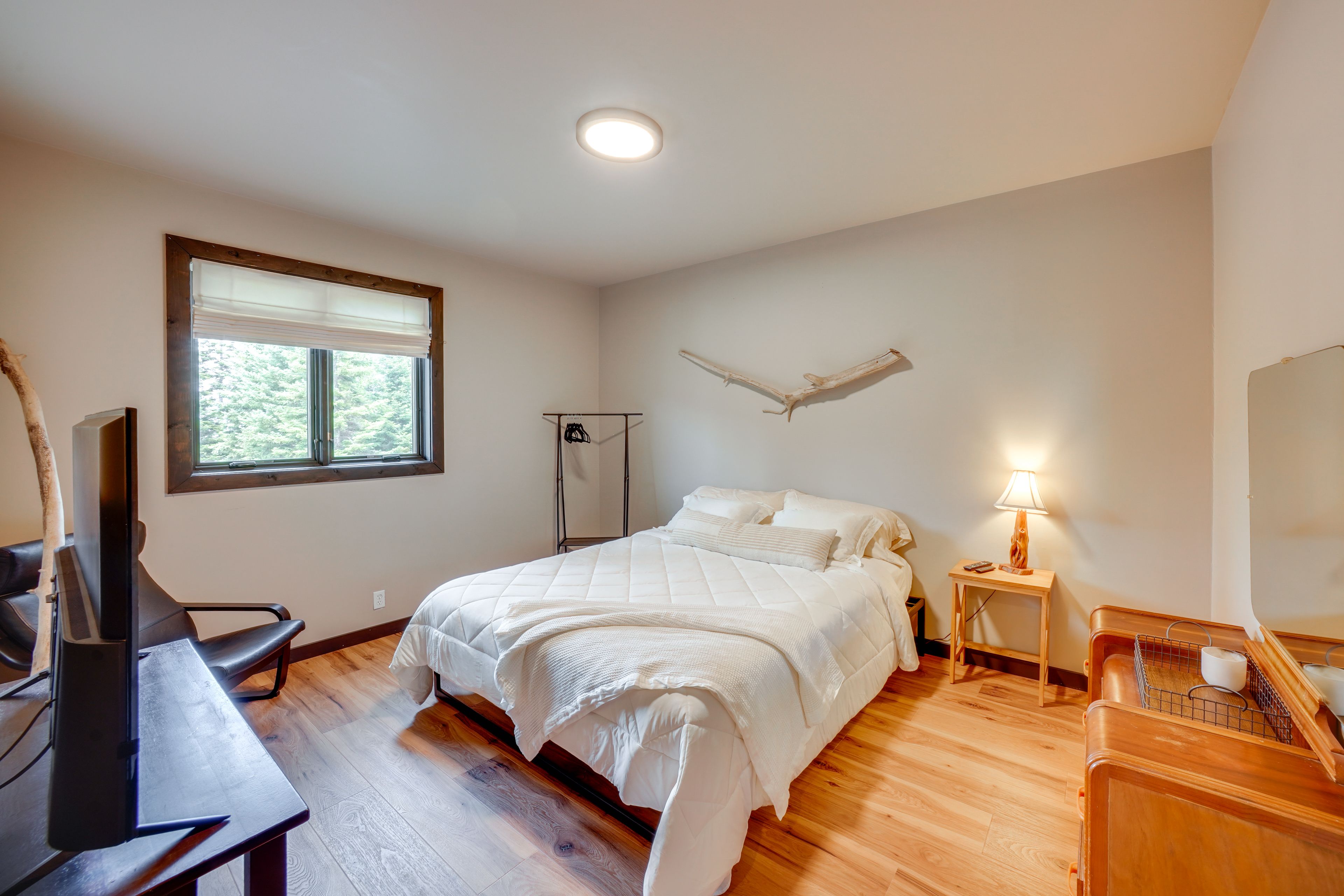 Bedroom 2 | King Bed | 1st Floor