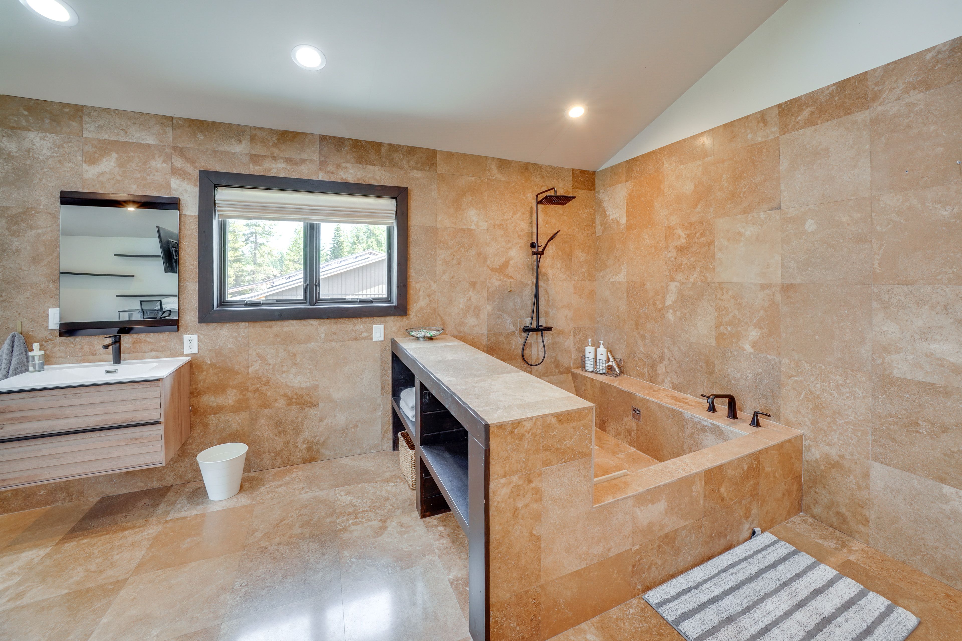 En-Suite Bathroom | Soaker Tub | 2nd Floor