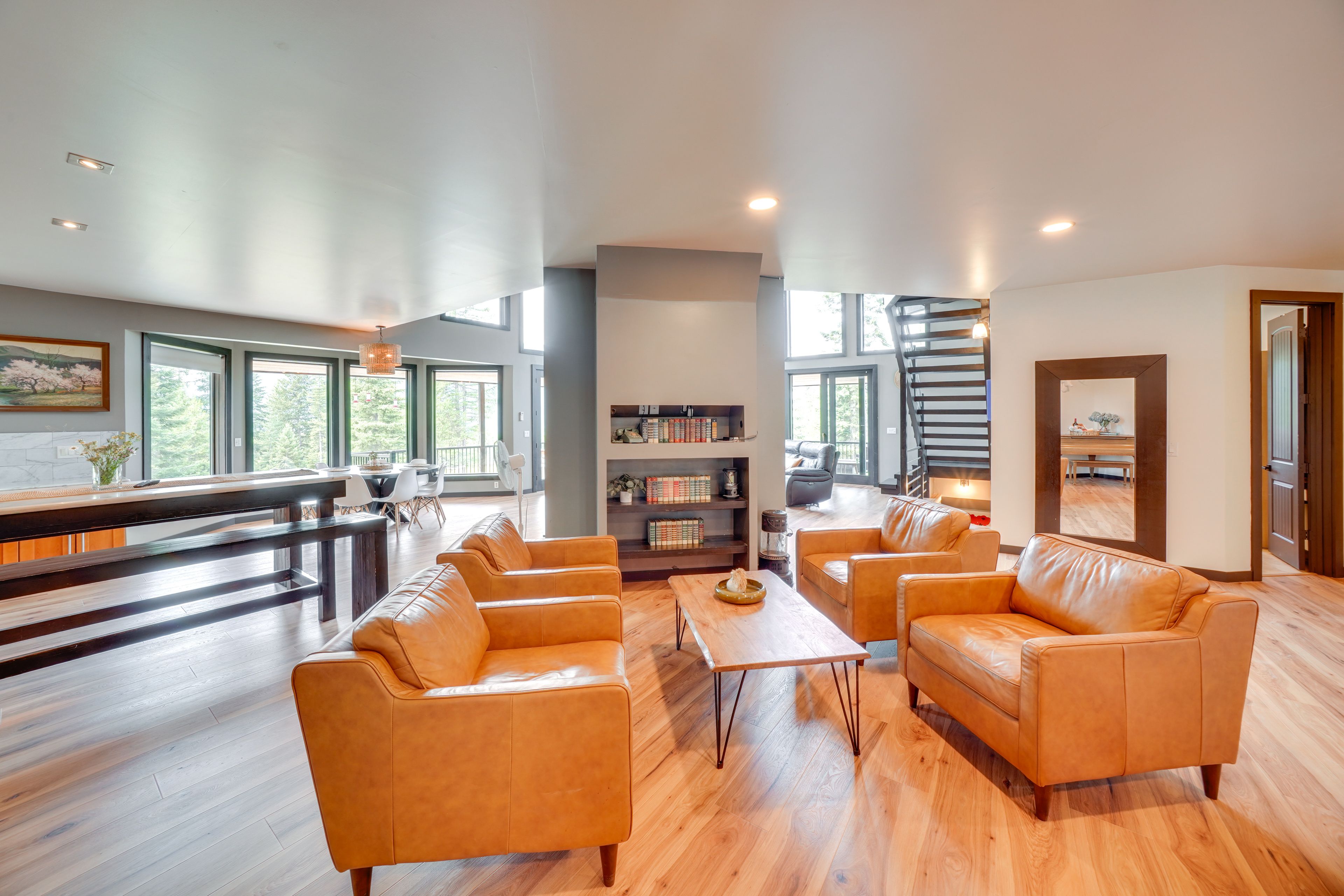 Sitting Area | Dining Table | 1st Floor