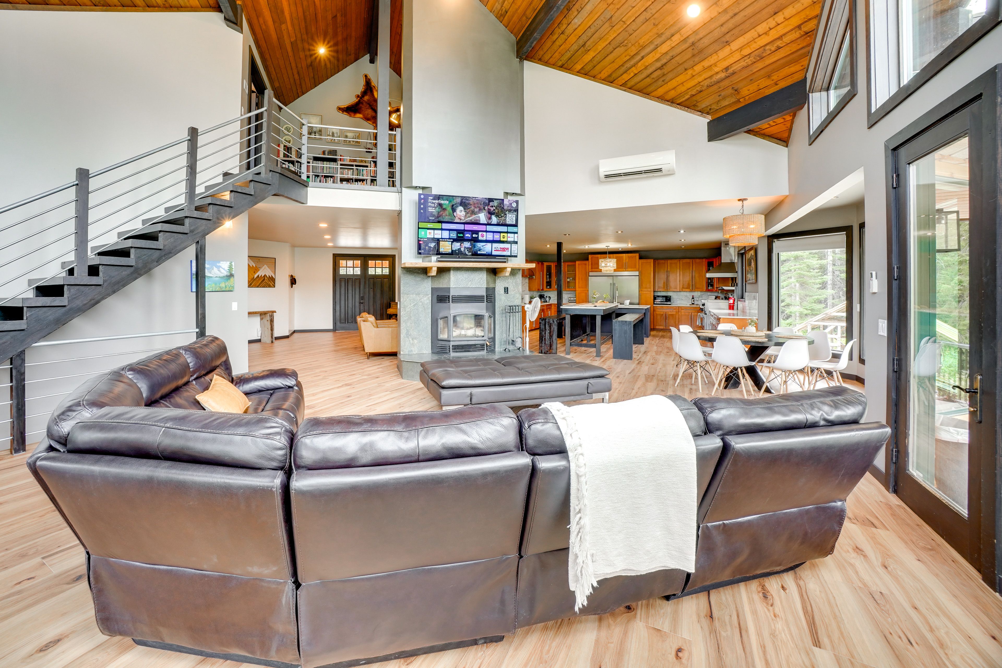 Living Room | Free WiFi | 1st Floor