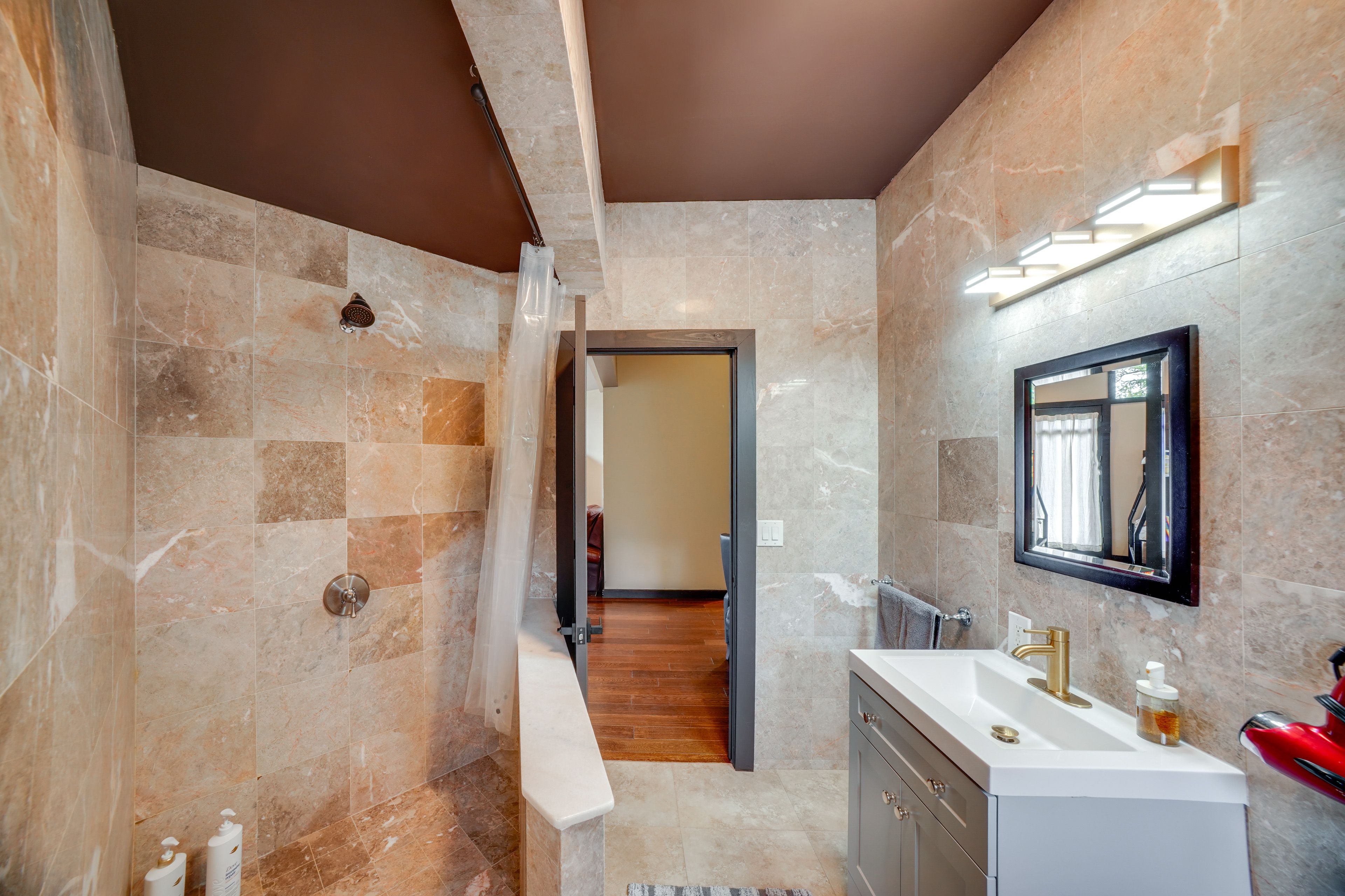 Bathroom | 2nd Floor