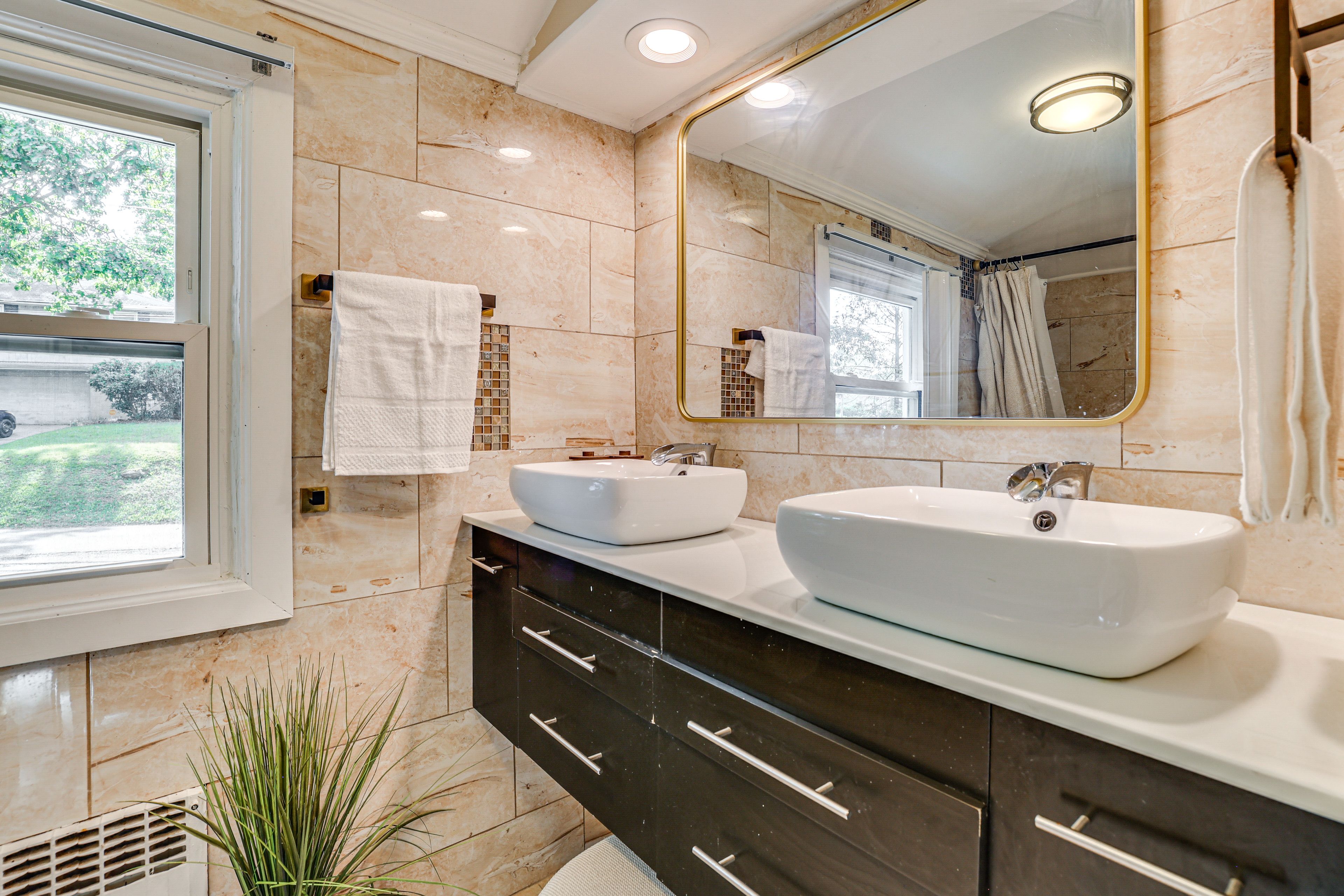 Full Bathroom | Towels Provided | Upper Floor