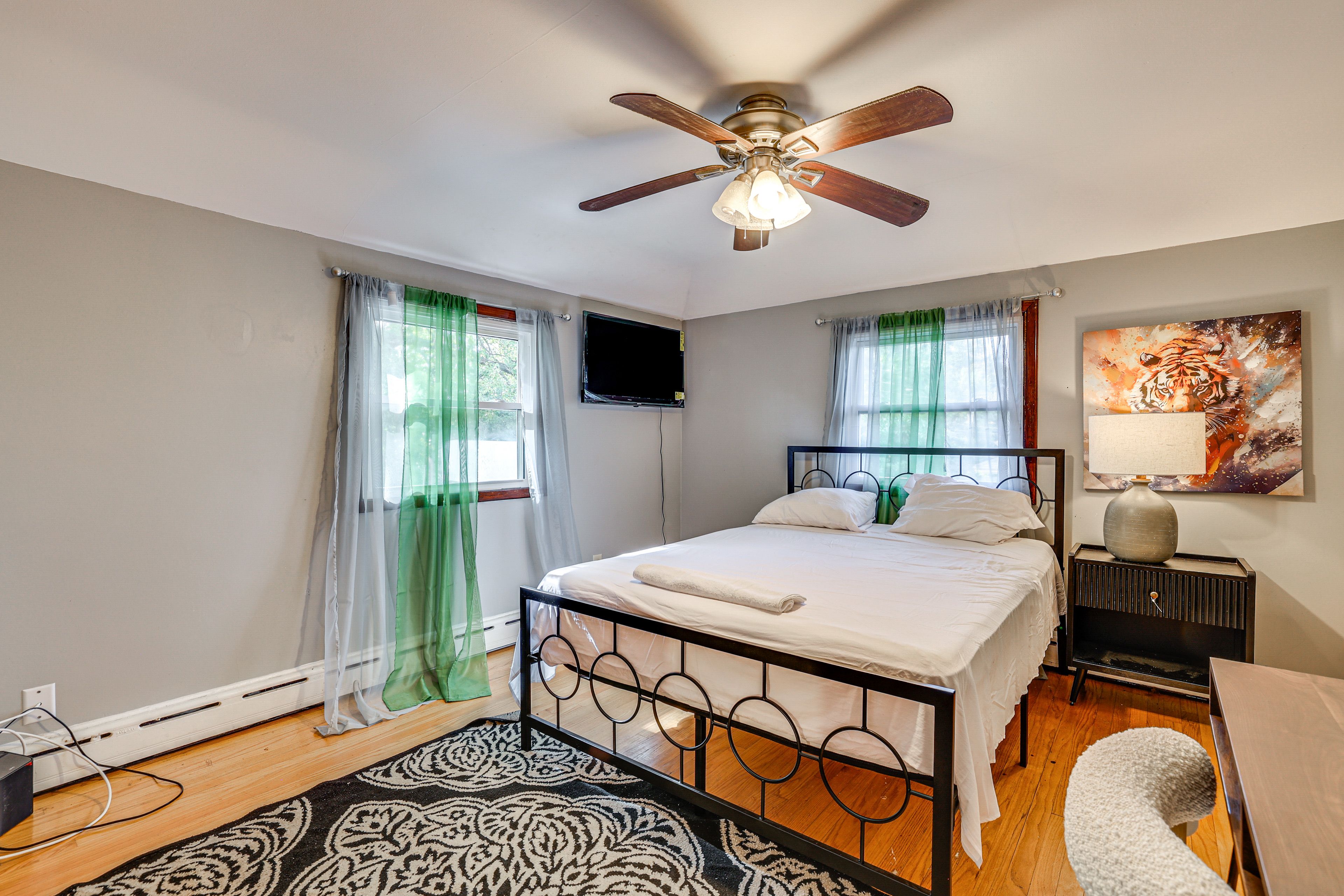 Bedroom 1 | Queen Bed | TV | Upper Floor