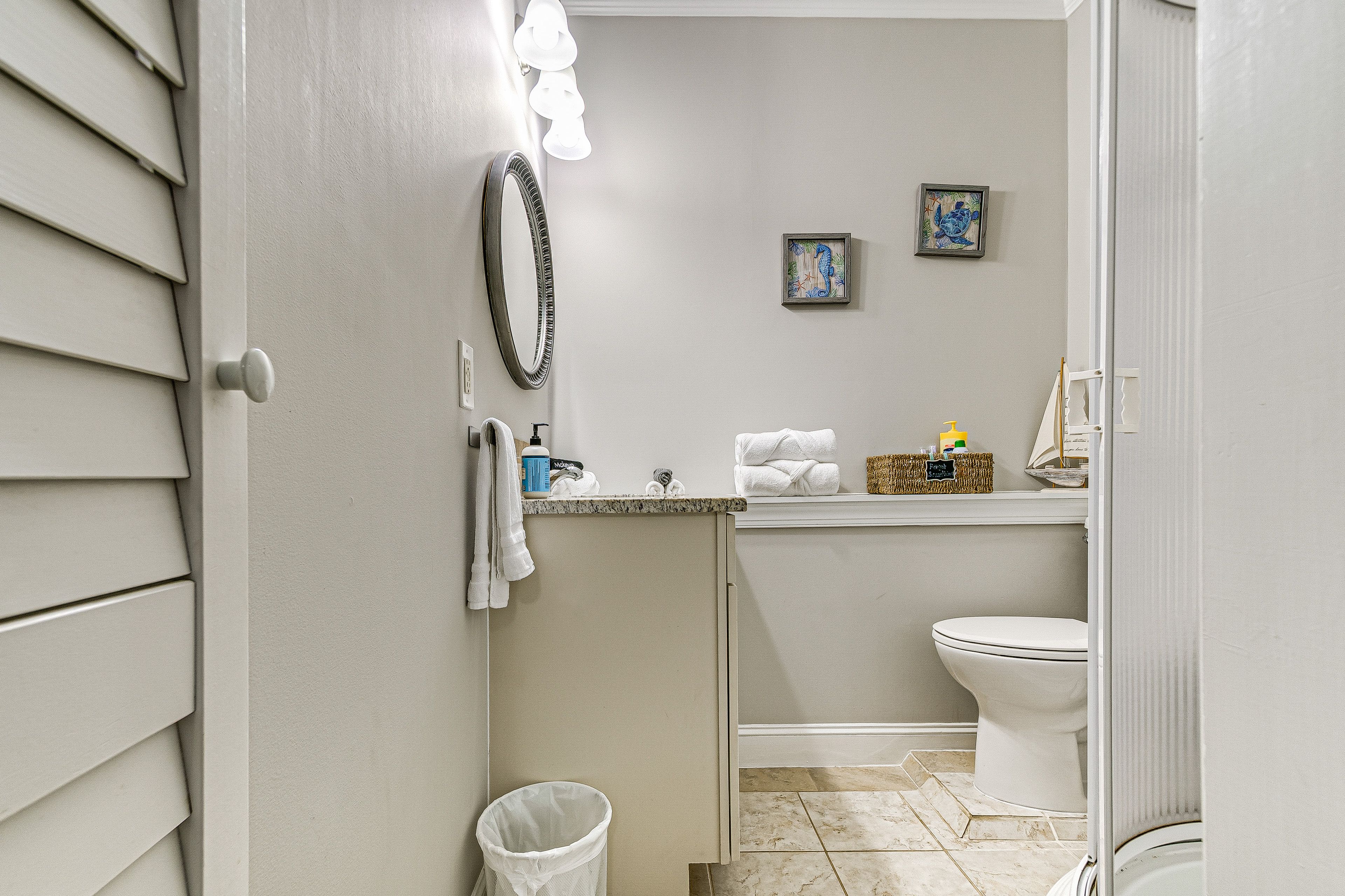 Full Bathroom | Towels Provided