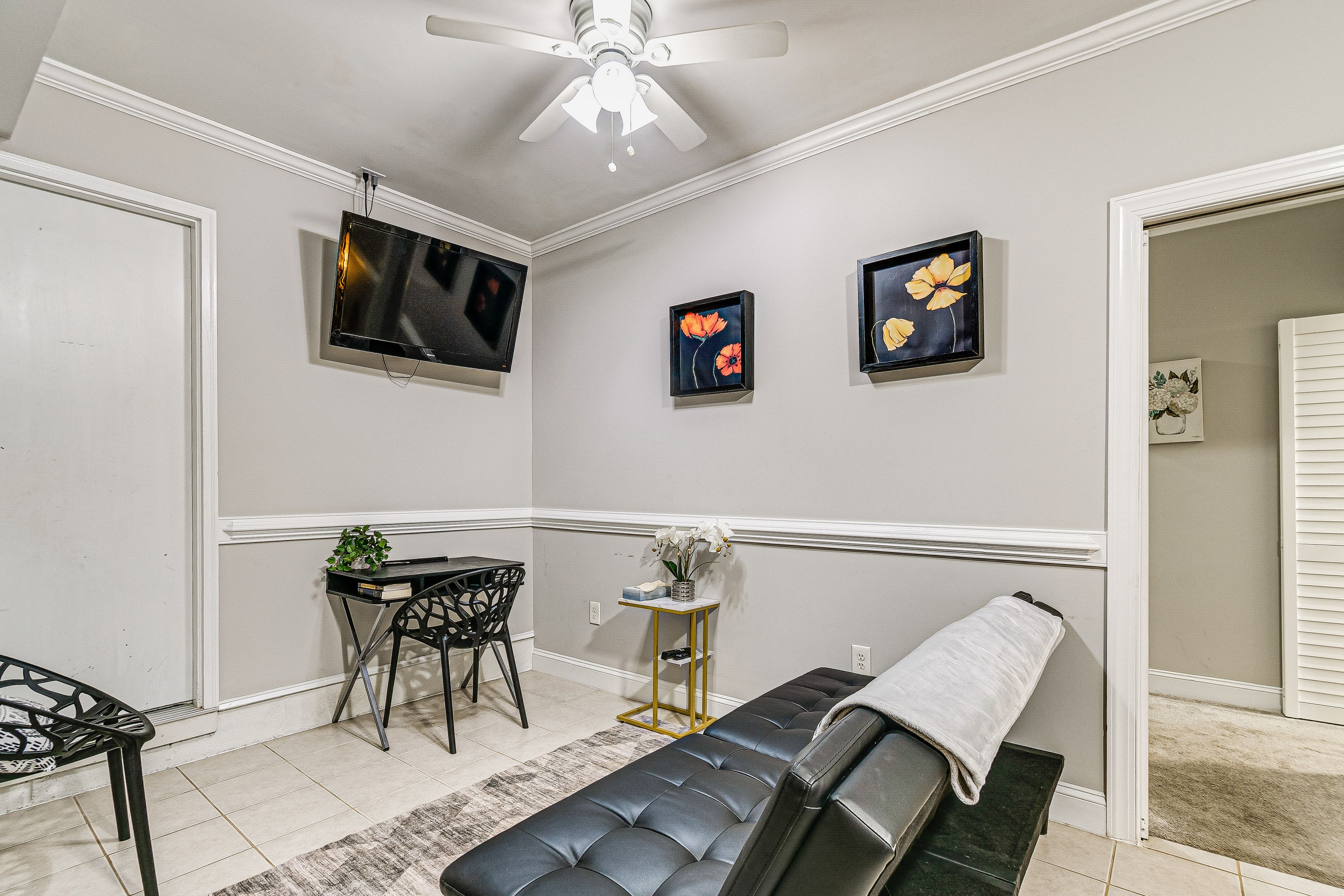 Studio | Free WiFi | Smart TV | Queen Bed | Full Futon