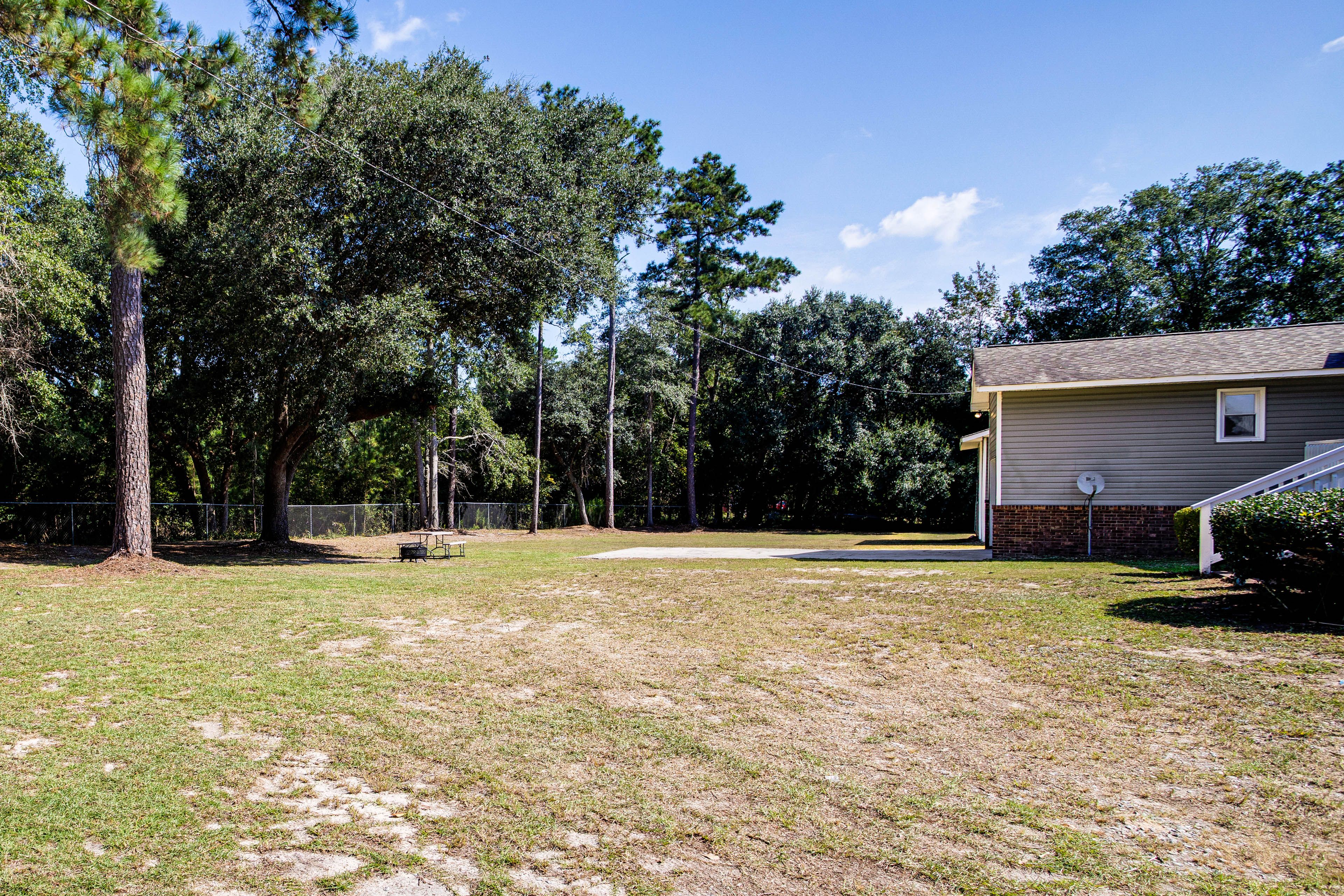 Large Private Yard | Outdoor Dining Area