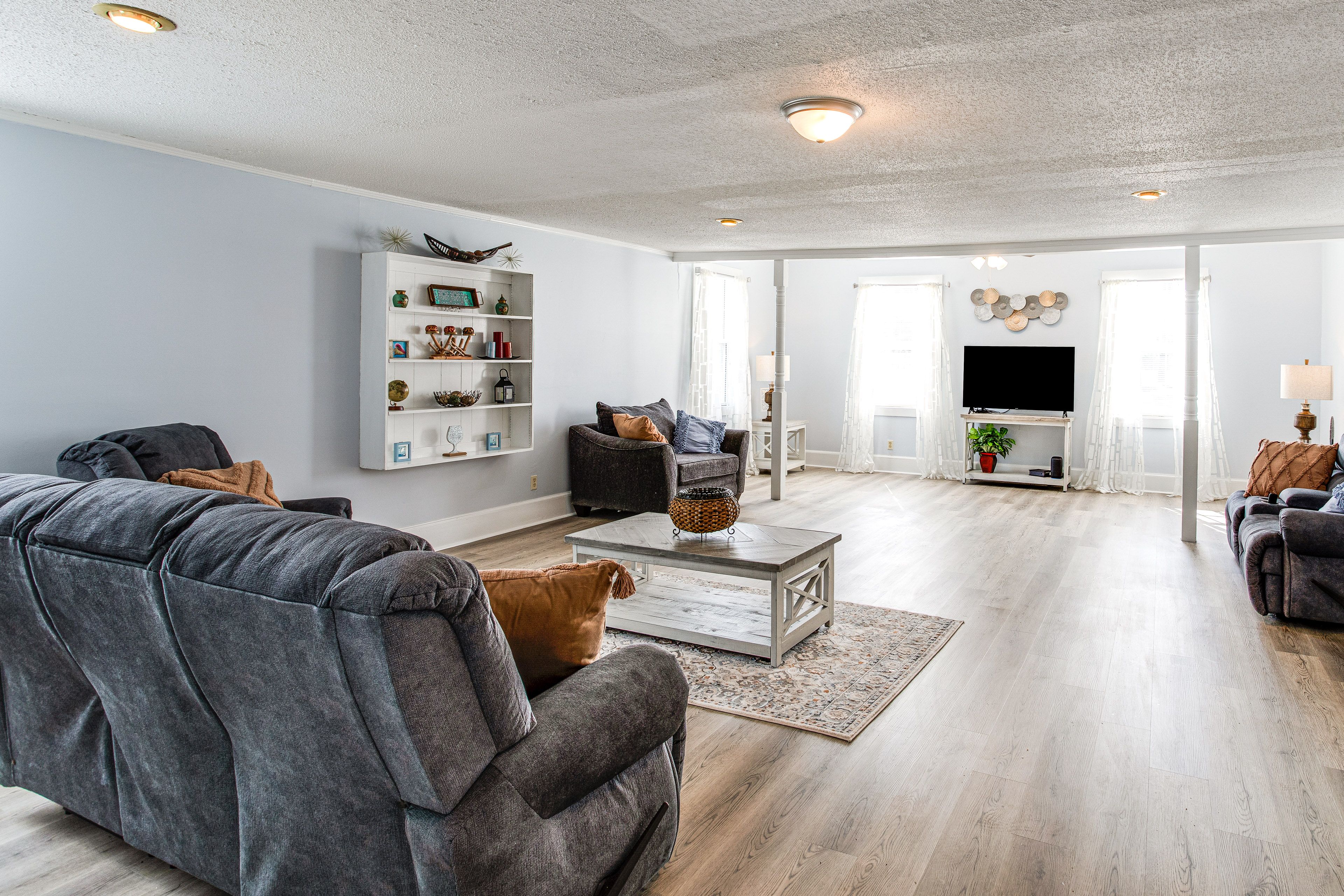 Den | 1 Interior Step to Access