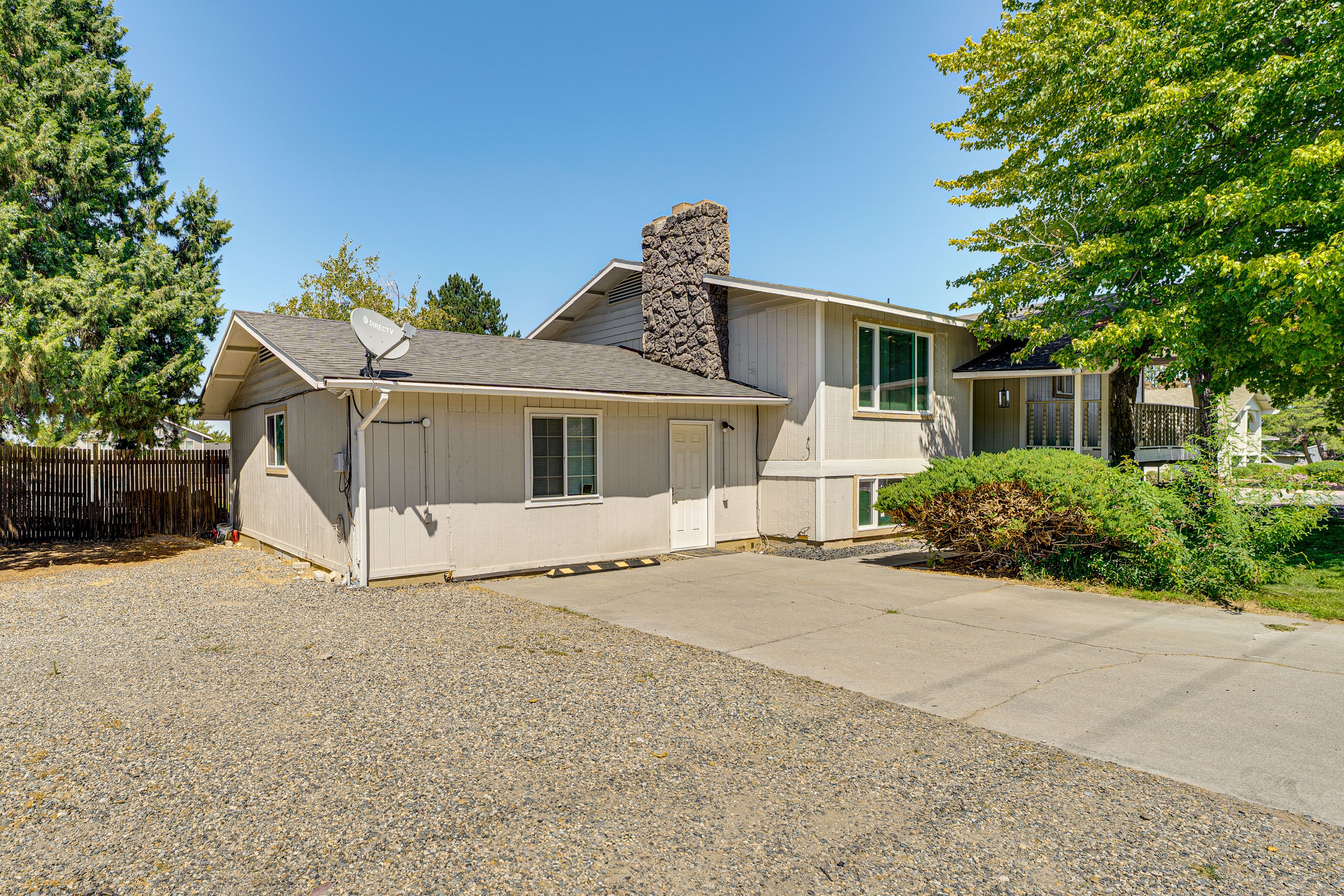 Parking | Shared Driveway (2 Vehicles Max)