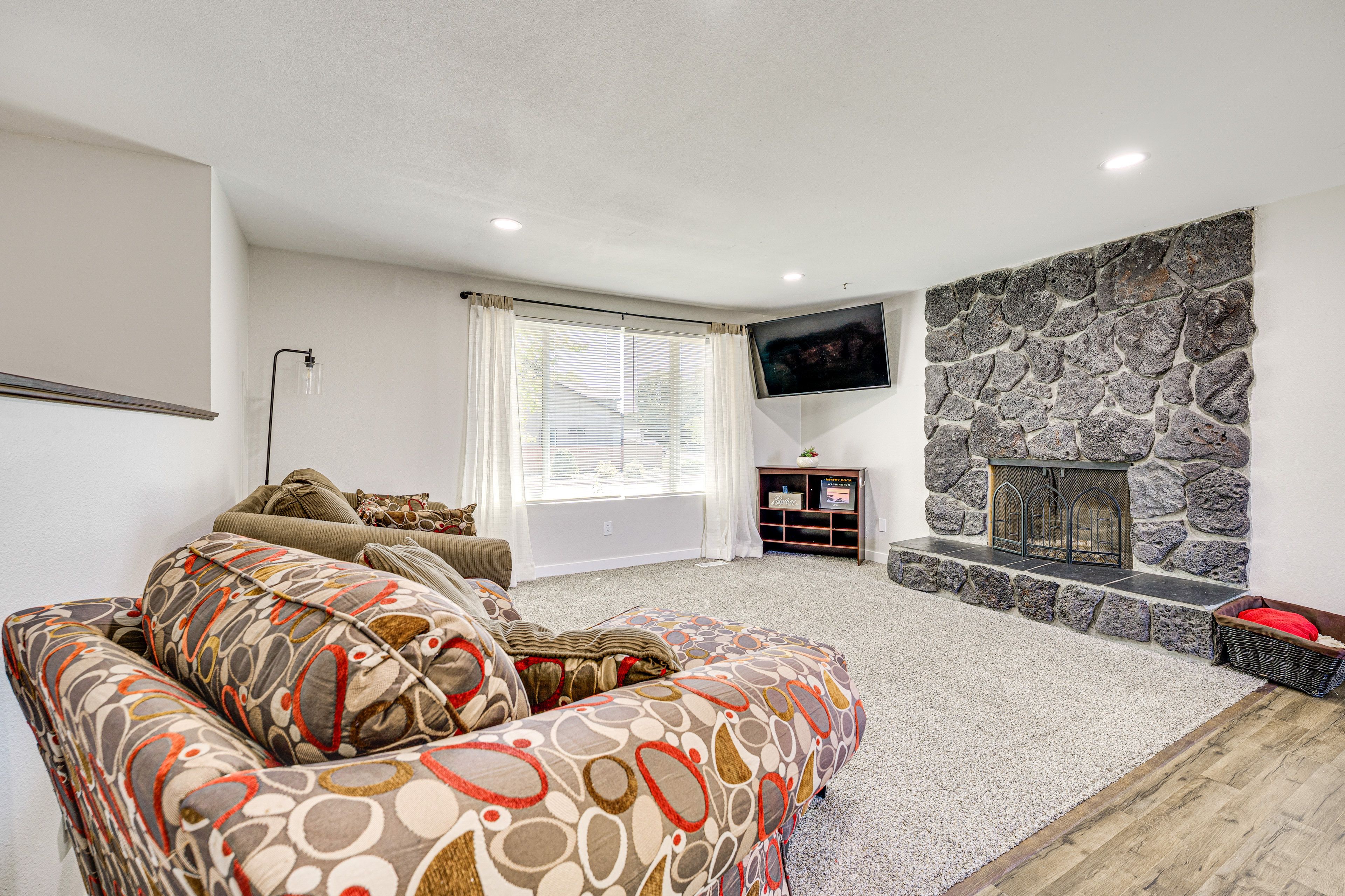Living Room | Single-Story Apartment | Fireplace | Central A/C & Heating