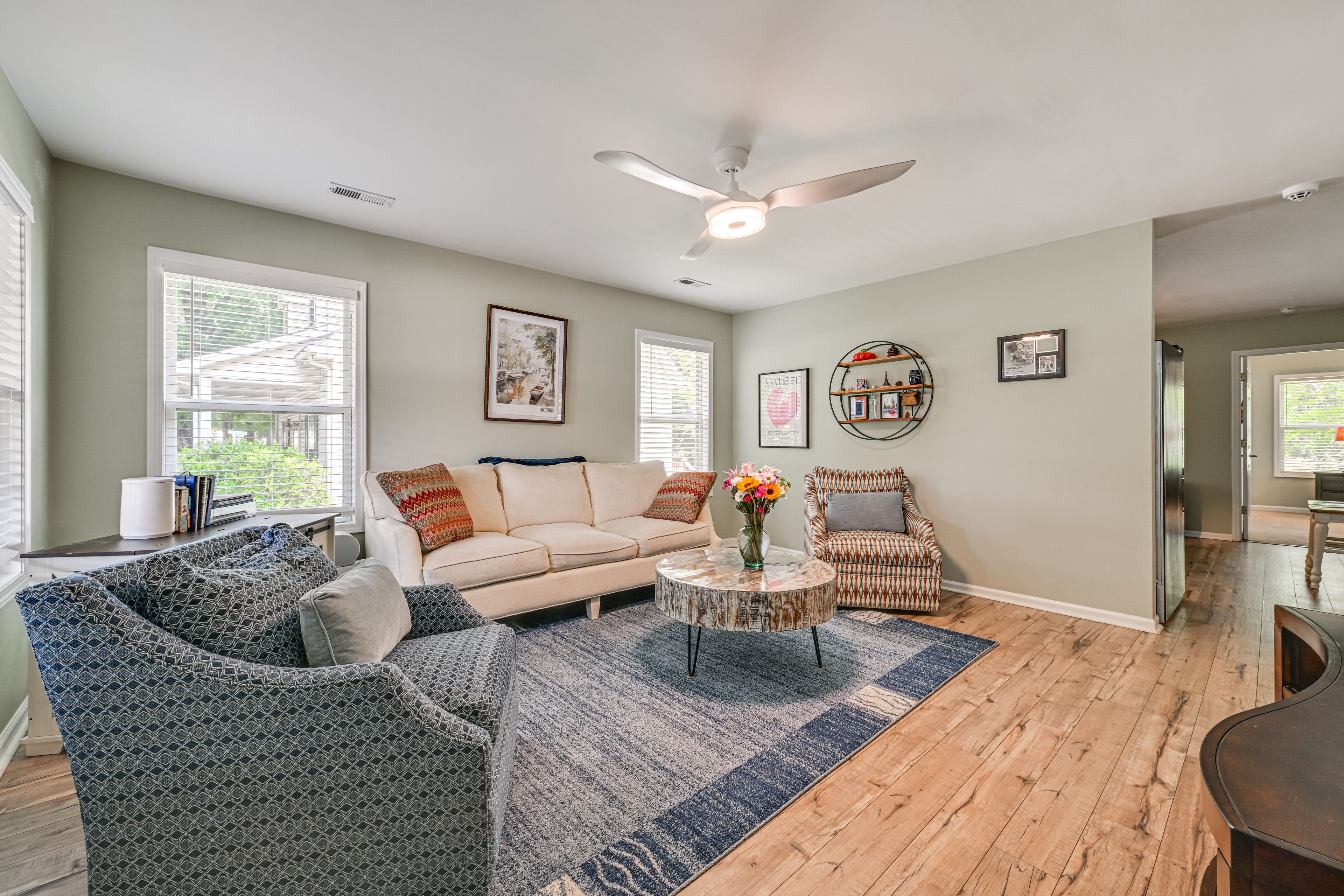 Living Room | Free WiFi | Central Air Conditioning/Heat