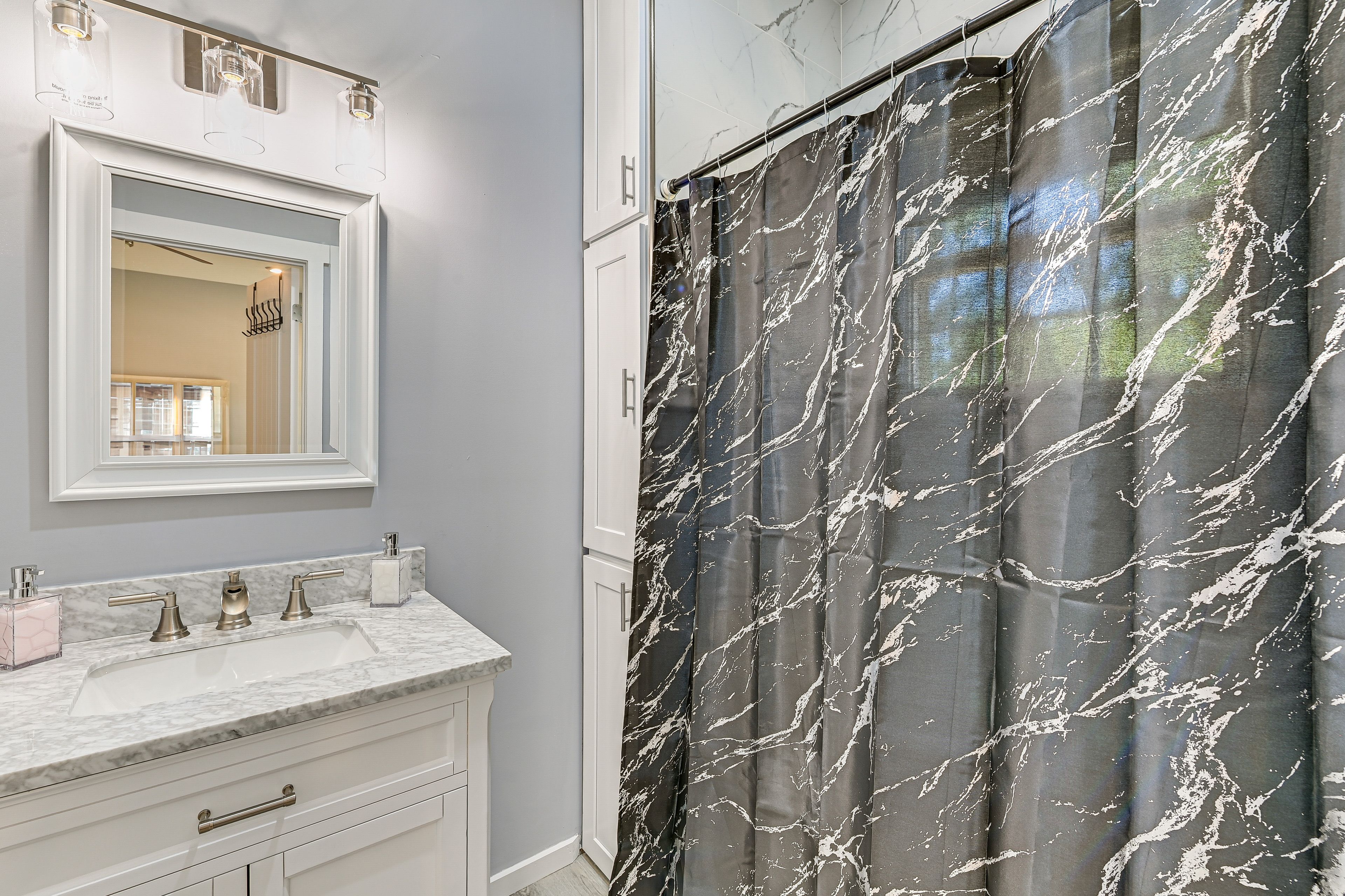 Full Bathroom | Towels Provided