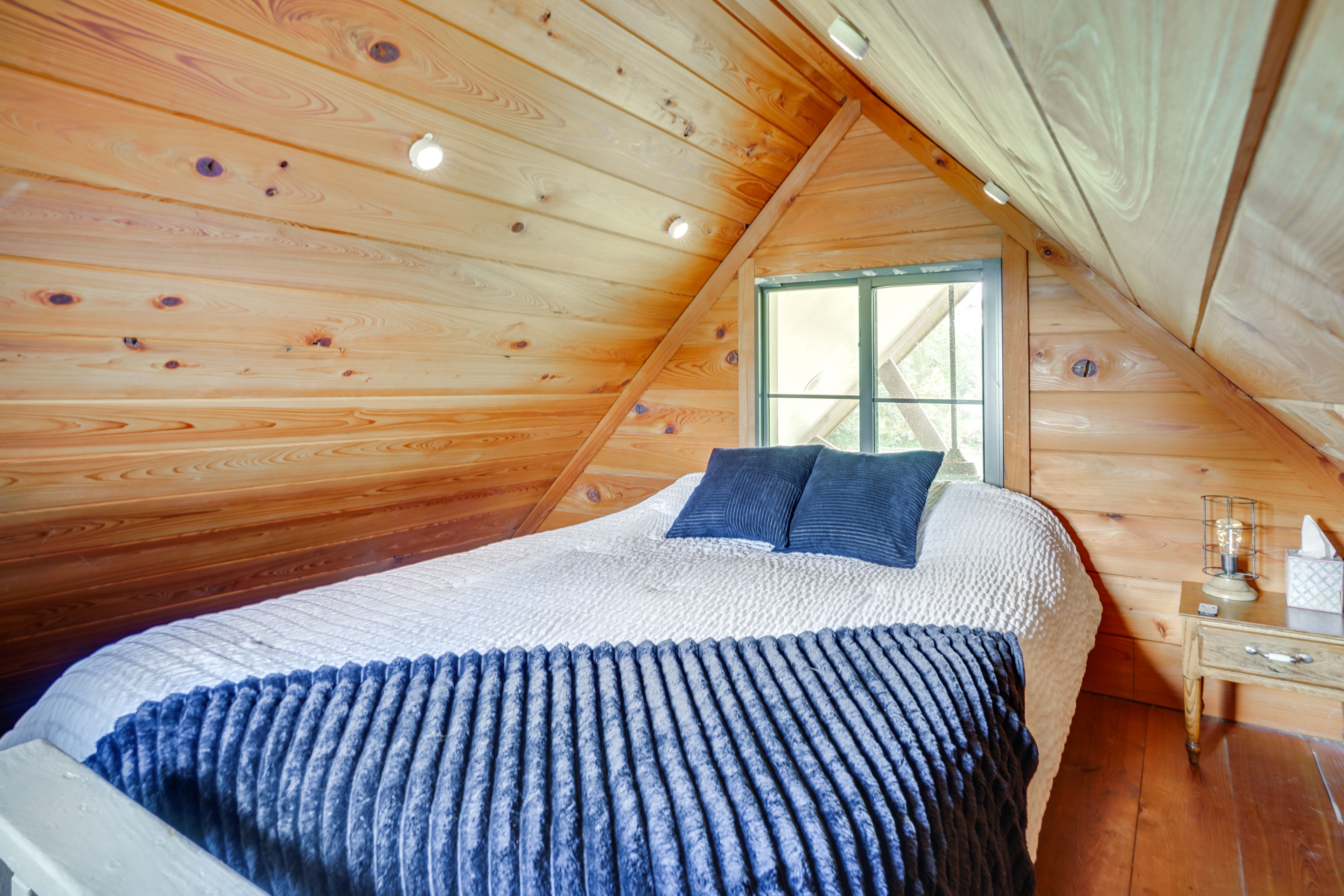 Studio | Queen Bed | Loft