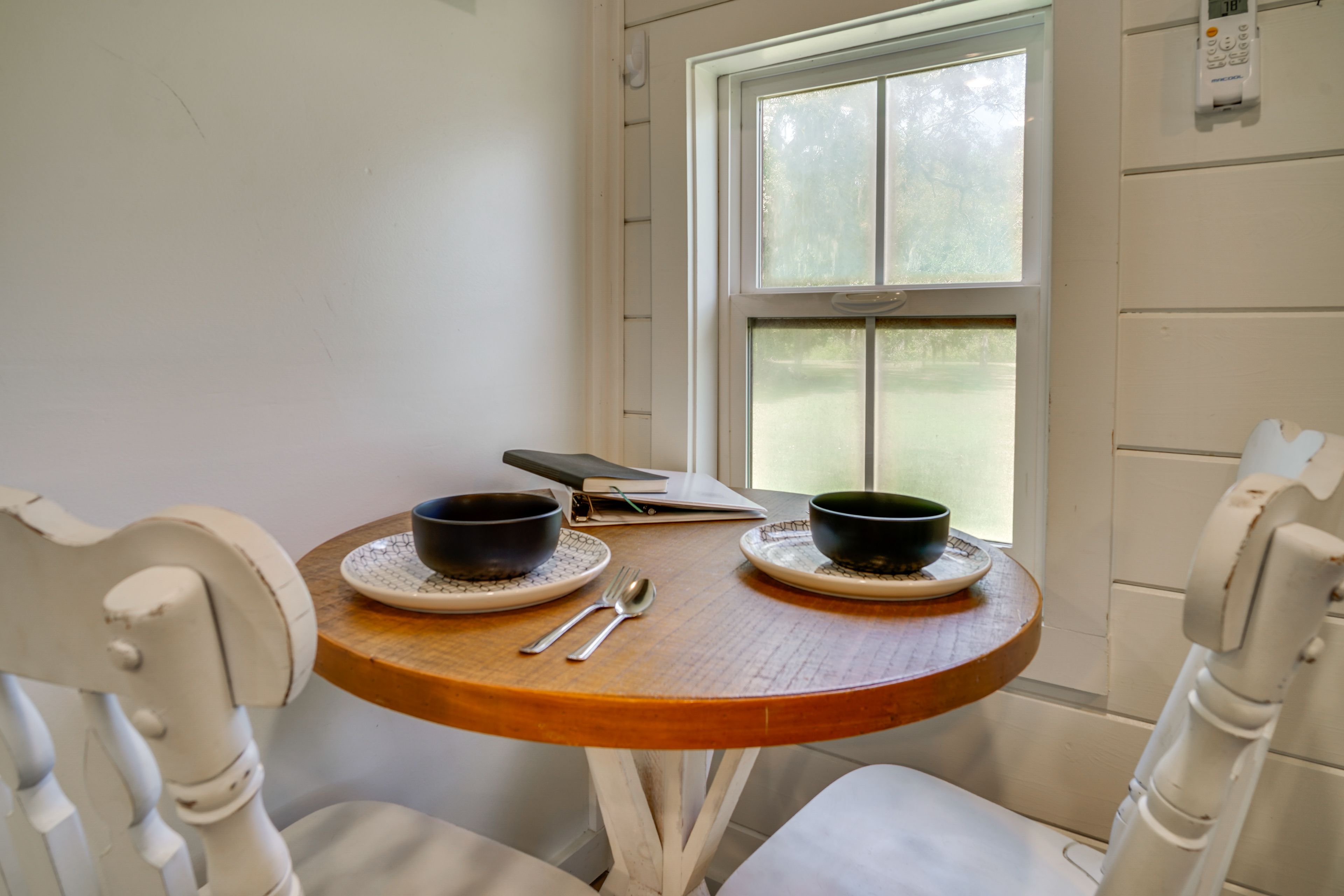 Dining Table | Dishware/Flatware | Main Floor