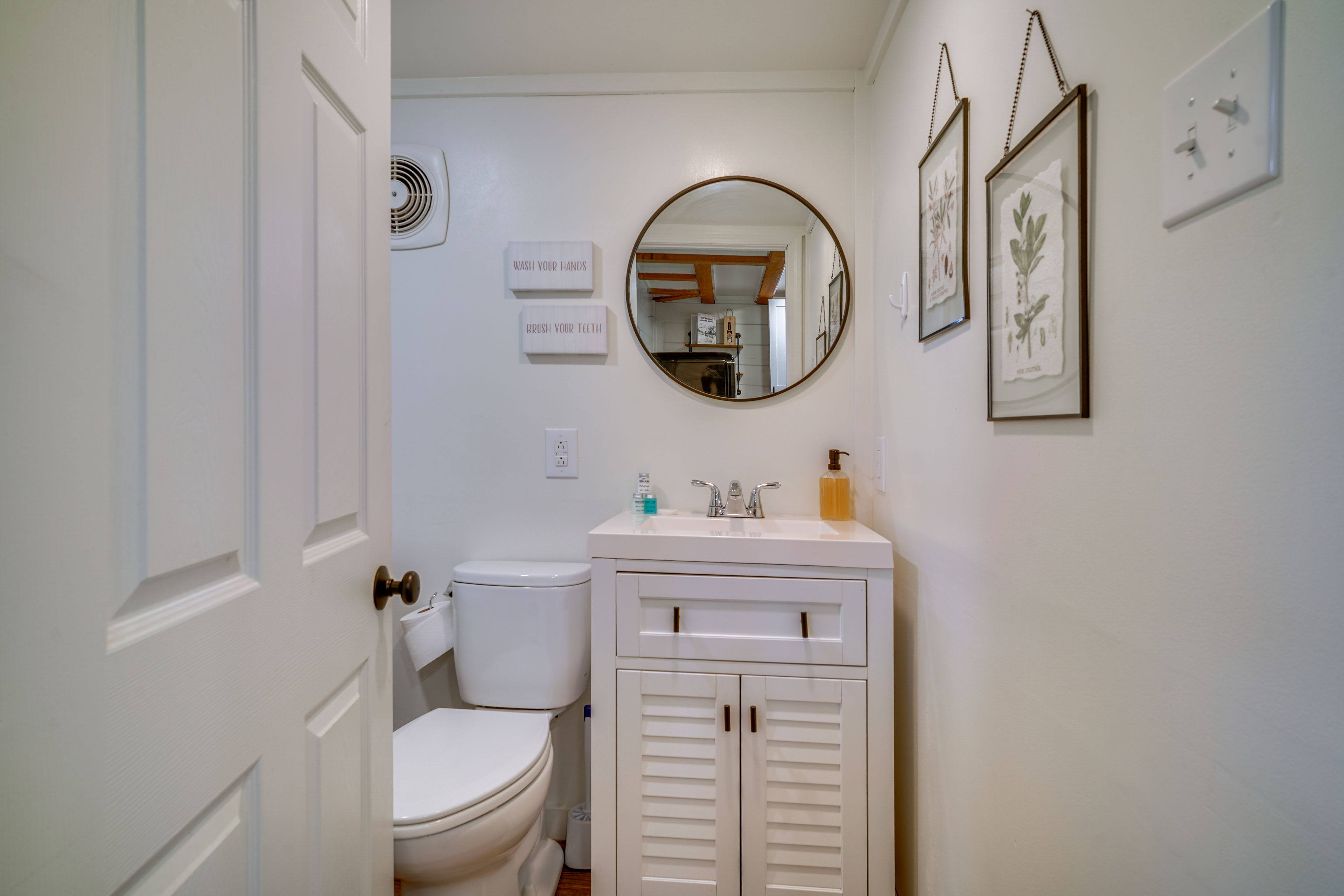 Full Bathroom | Towels Provided | Main Floor