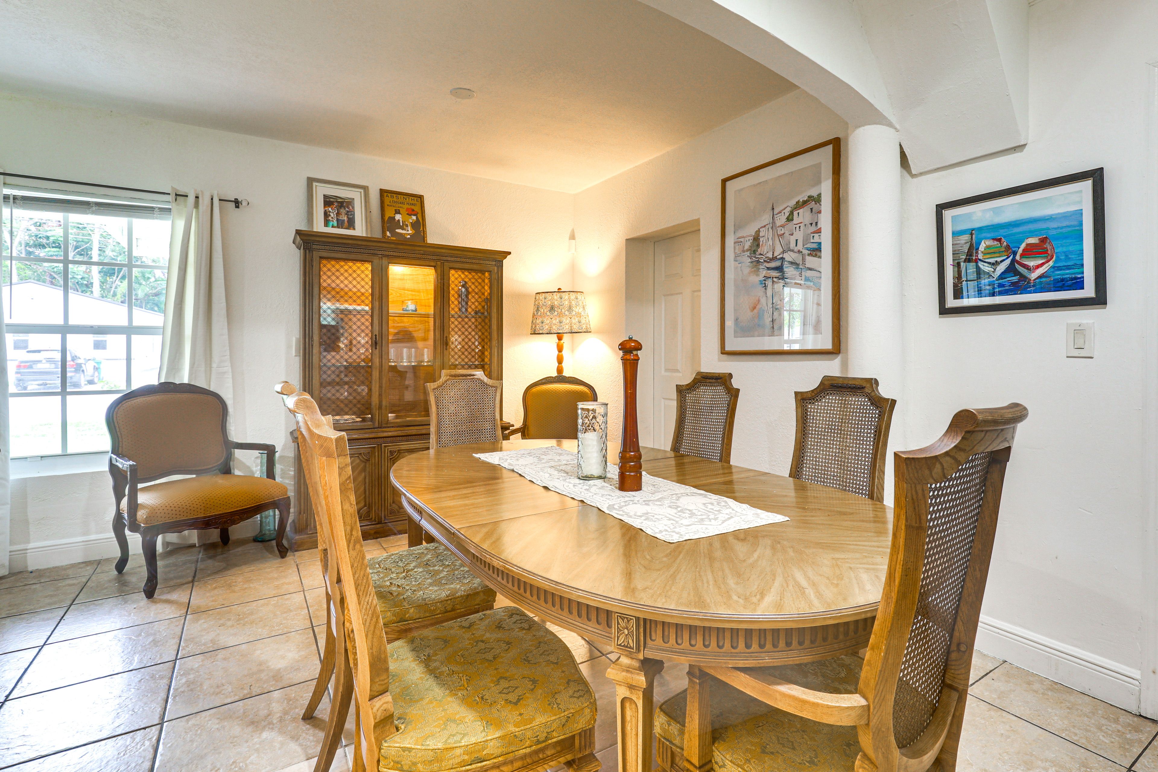 Dining Area | Dishware/Flatware Provided