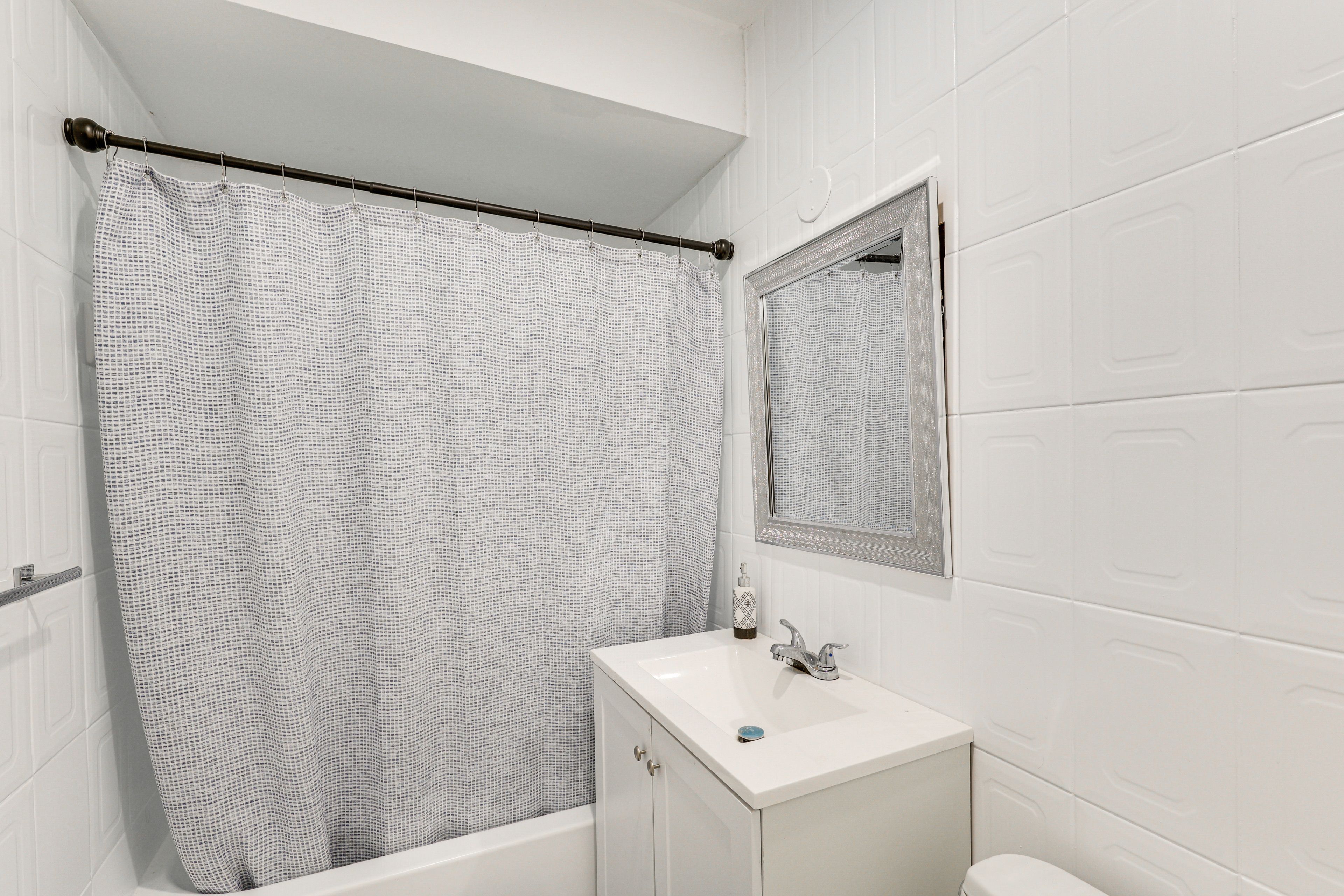 Full Bathroom | Towels & Linens Provided