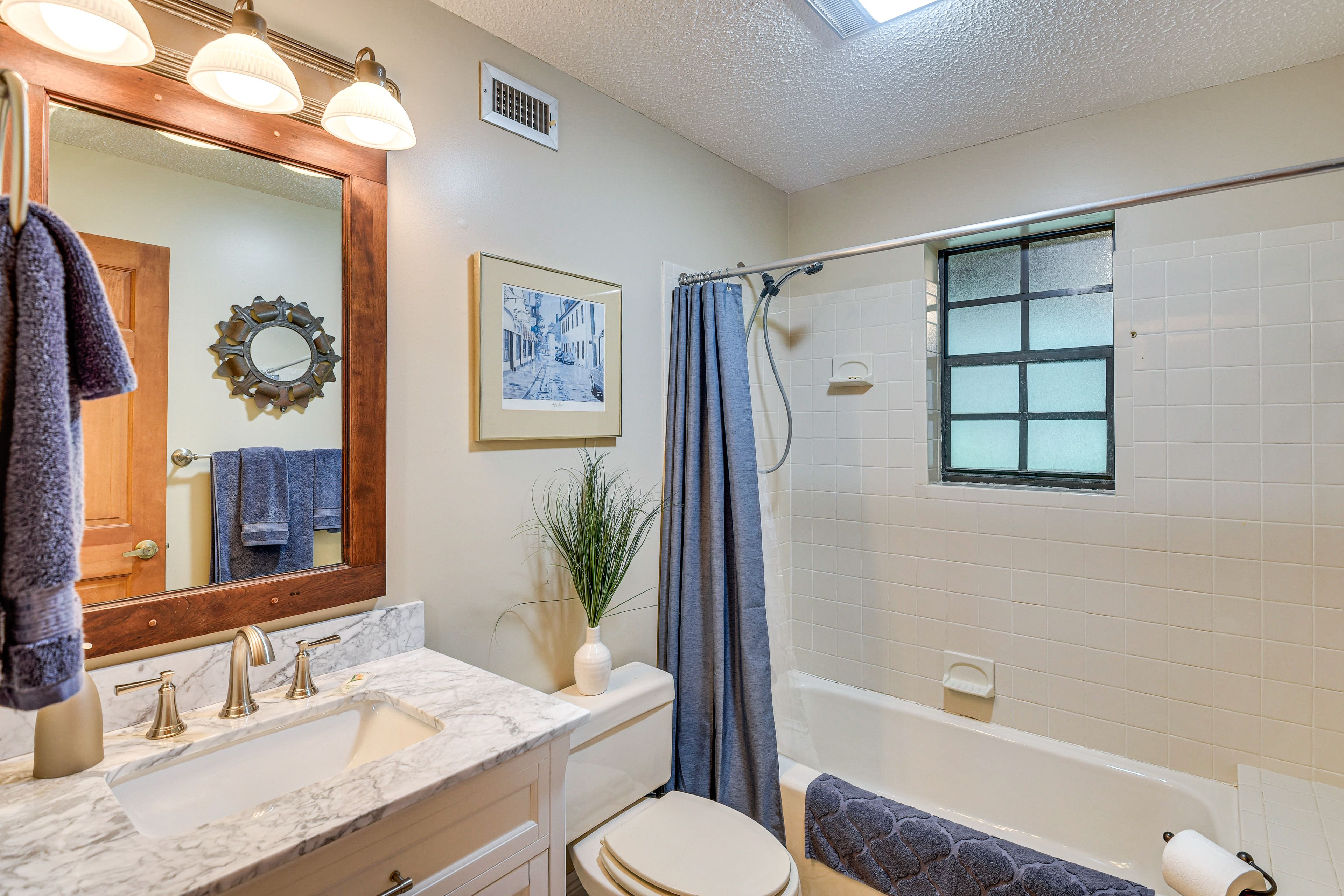 Full Bathroom | 1st Floor | Towels Provided