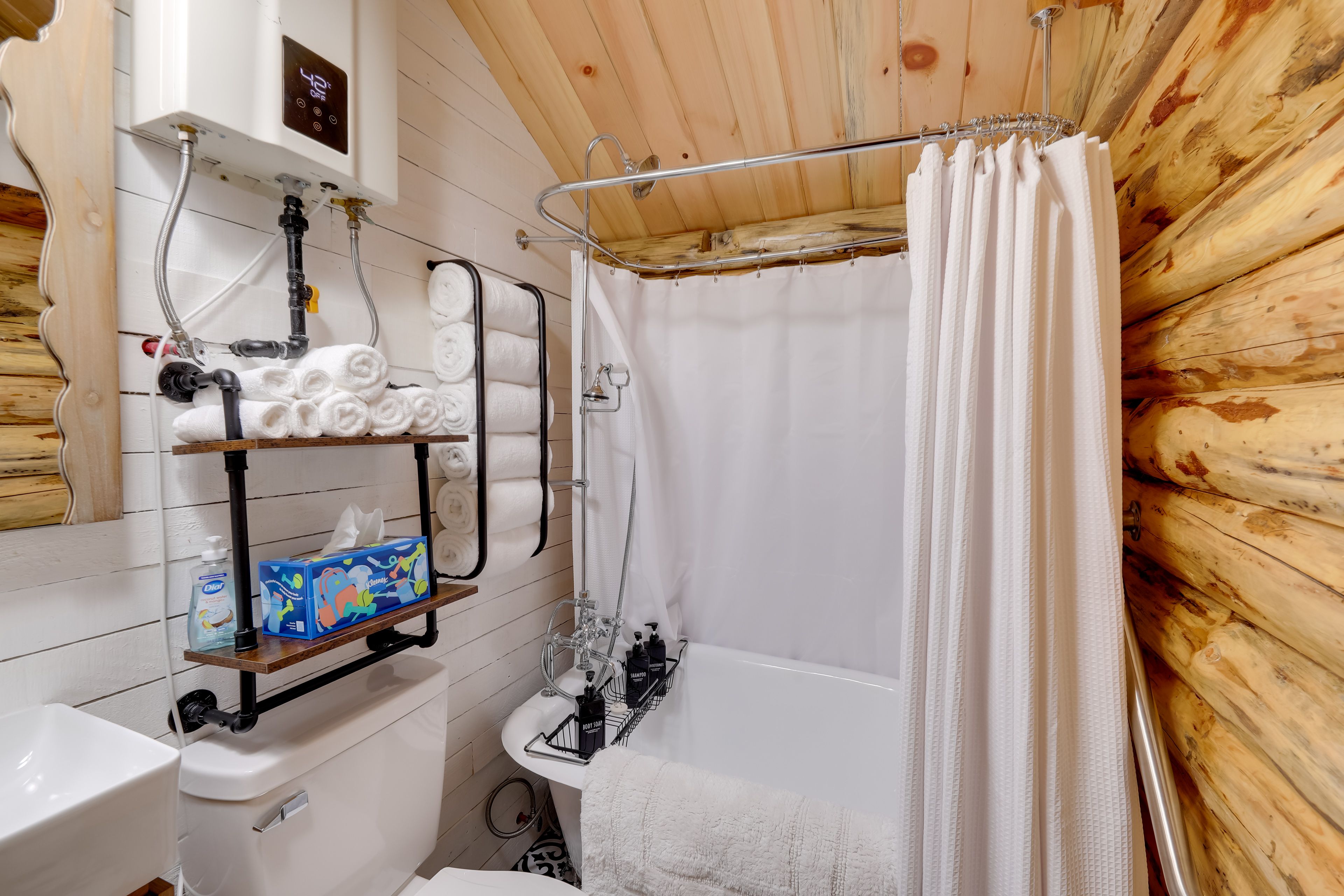 Full Bathroom | Towels Provided | Complimentary Toiletries
