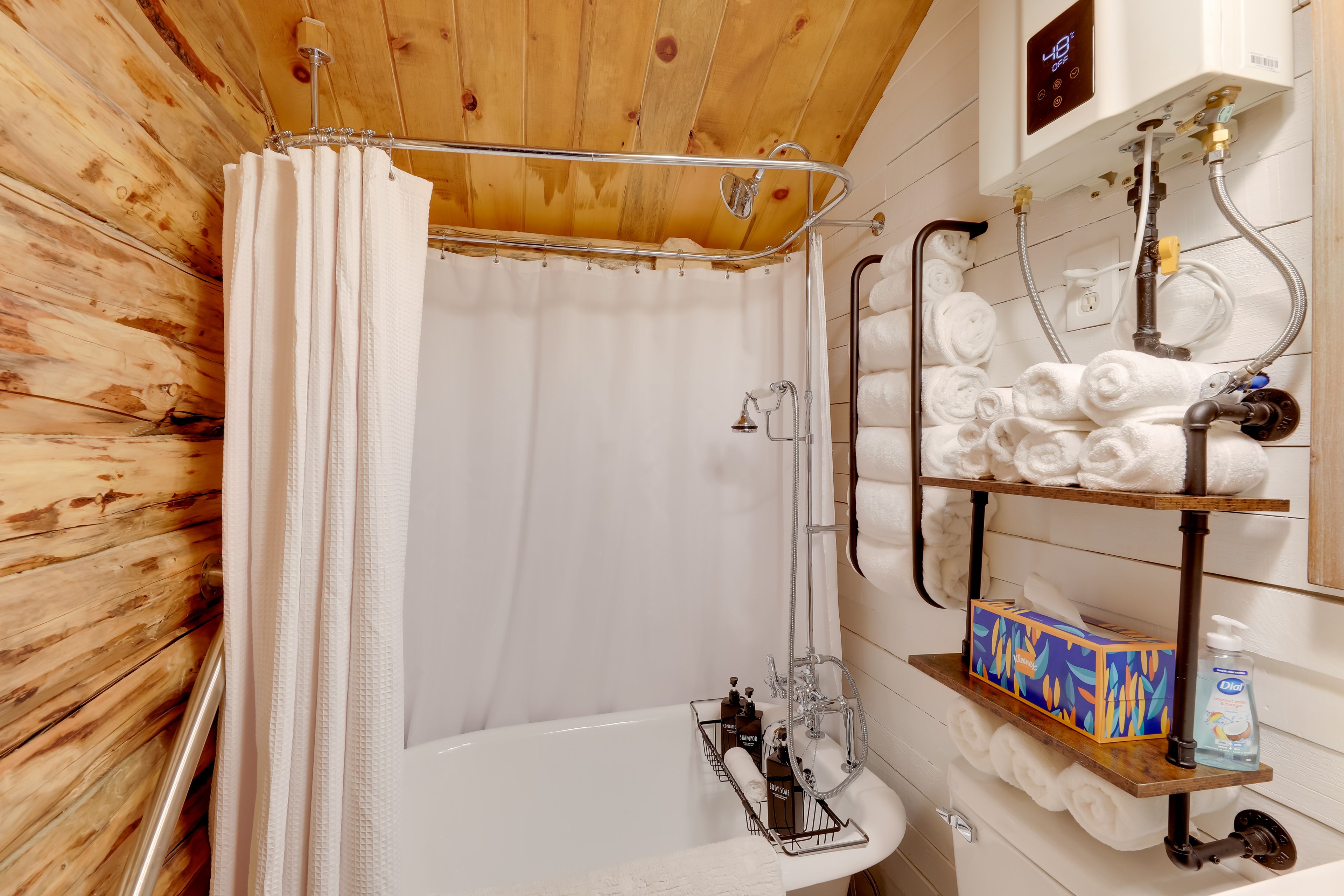 Full Bathroom | Towels Provided | Complimentary Toiletries