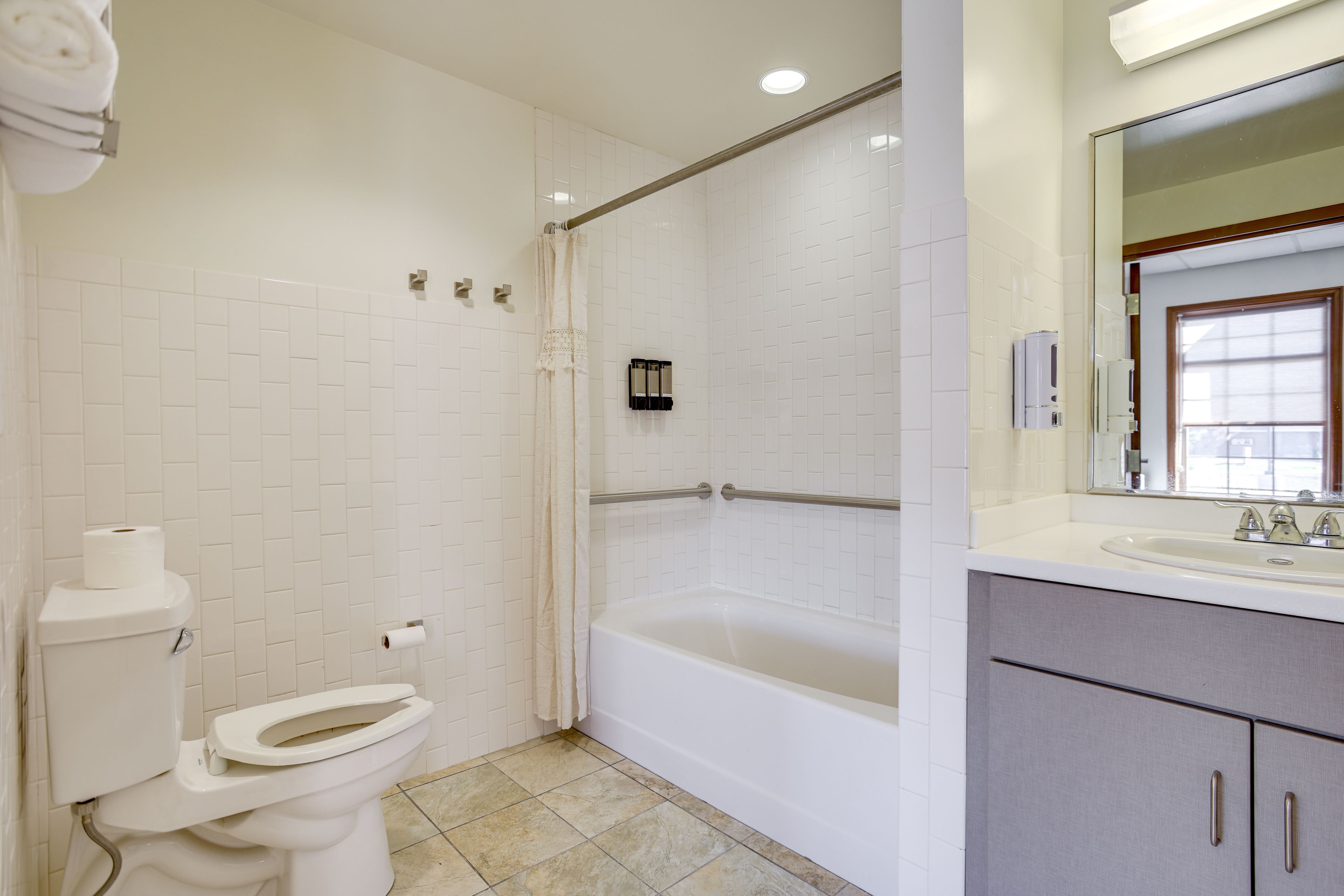 Full Bathroom | Linens & Towels | Complimentary Toiletries | Hair Dryer