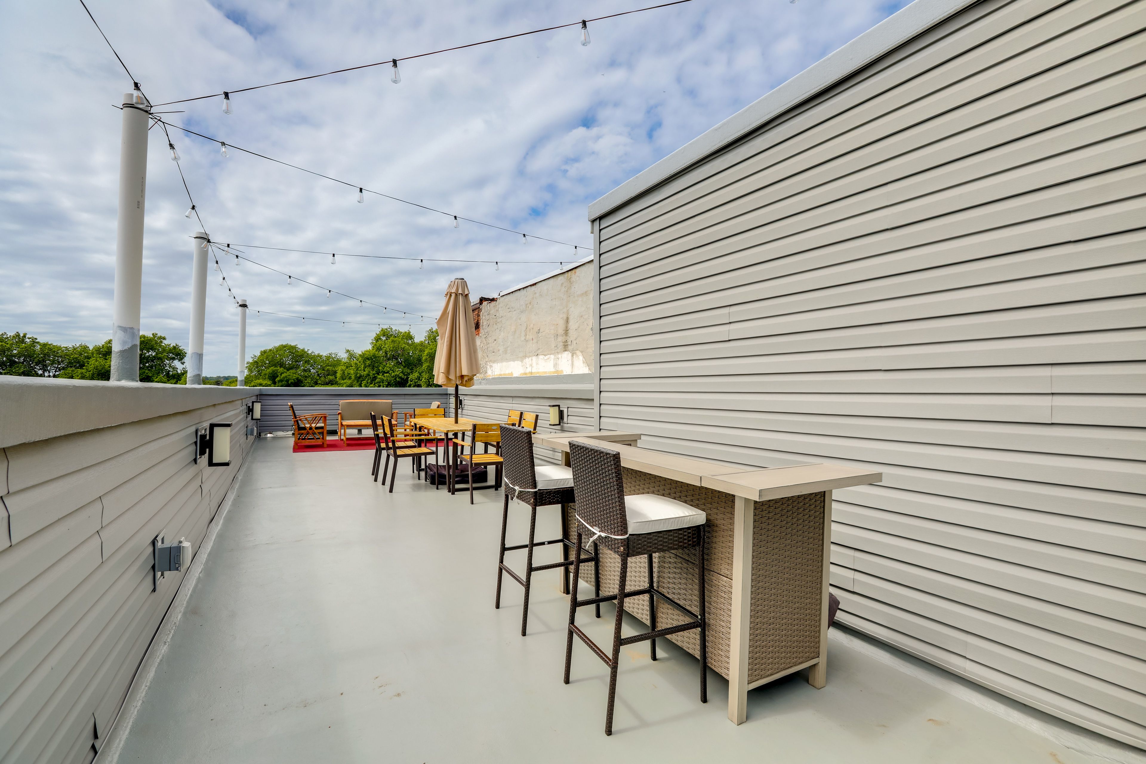 Rooftop Deck w/ Seating & Dining Table
