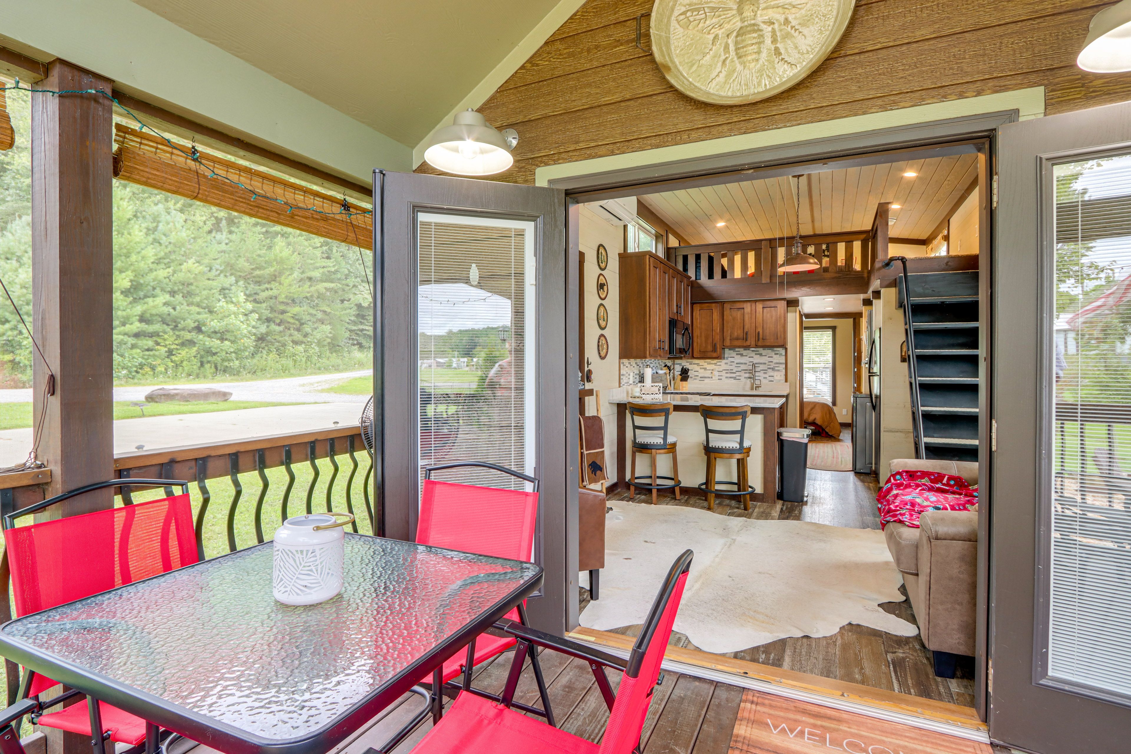 Screened-In Porch | Dining Set