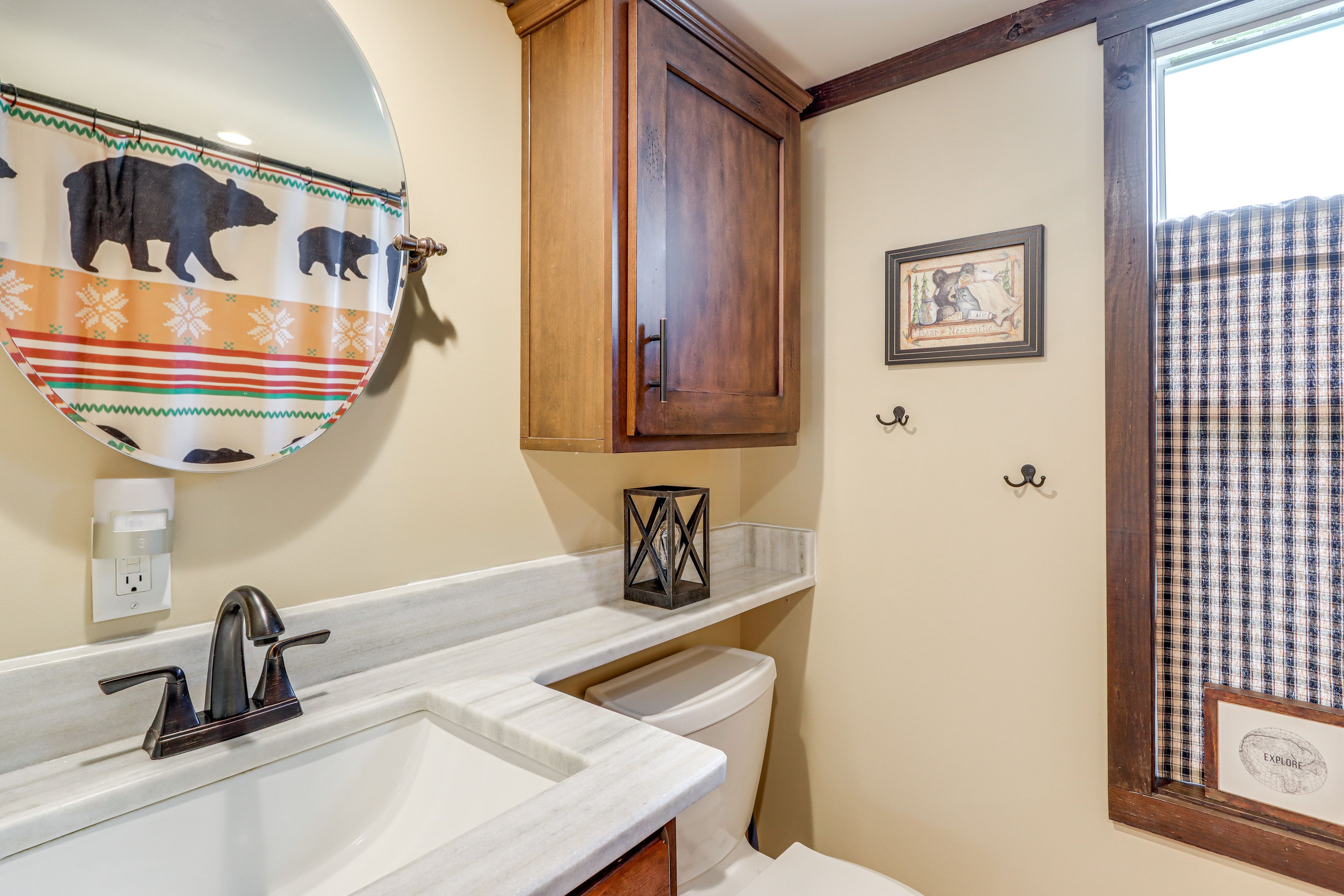 Full Bathroom | Towels Provided | Complimentary Toiletries
