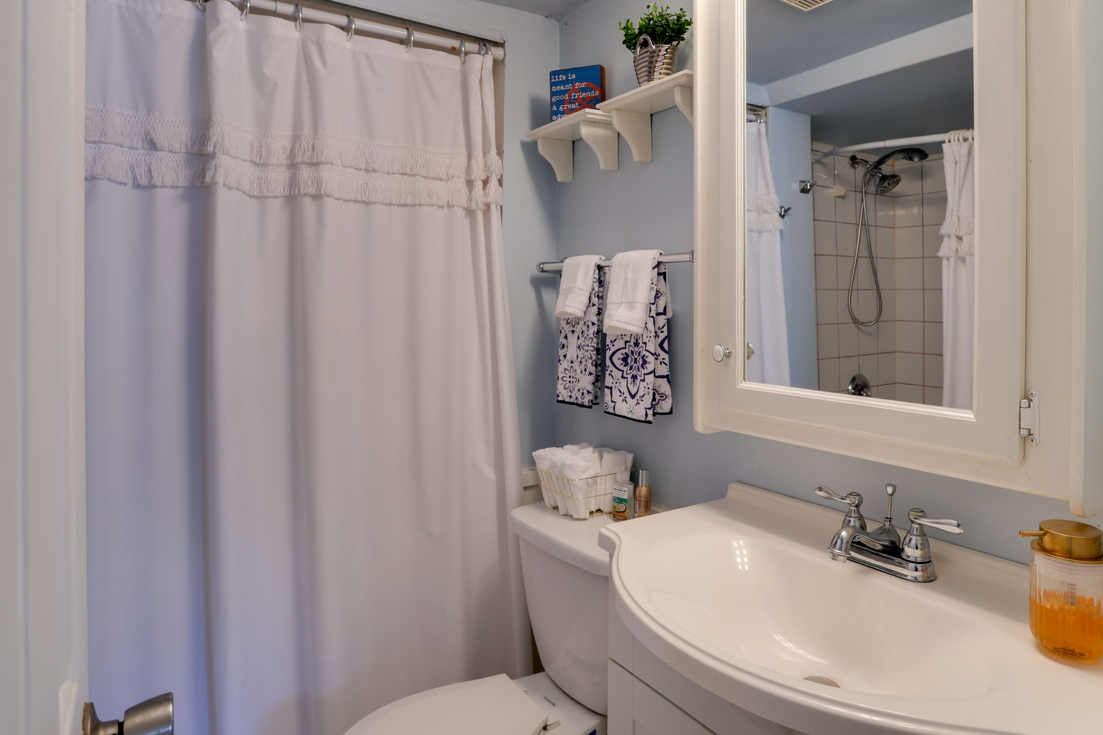 Full Bathroom | Towels Provided
