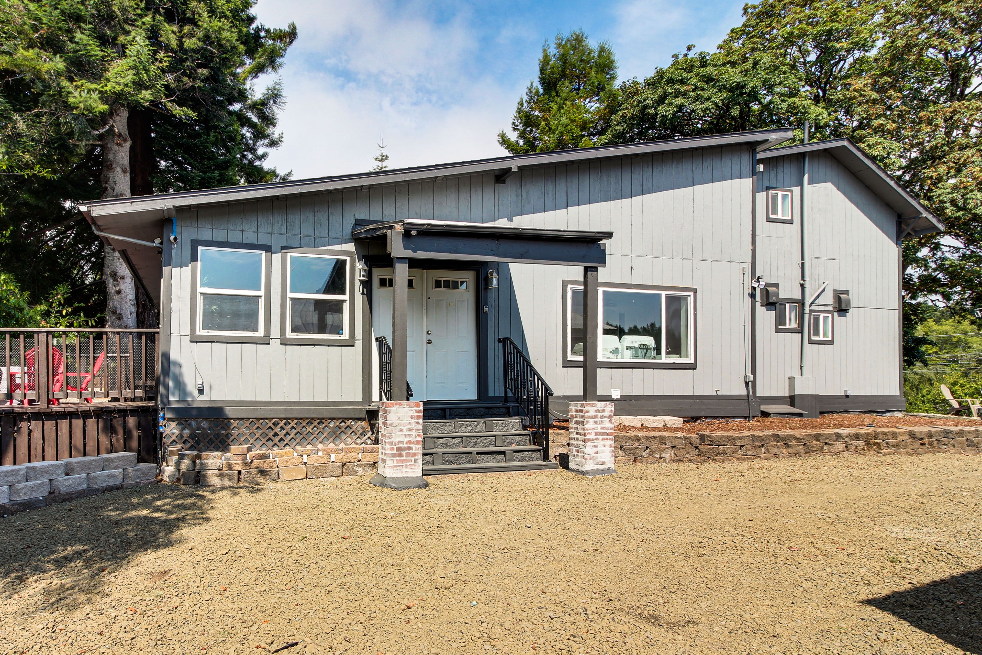 2-Story House | 13 Mi to Sunset Bay State Park