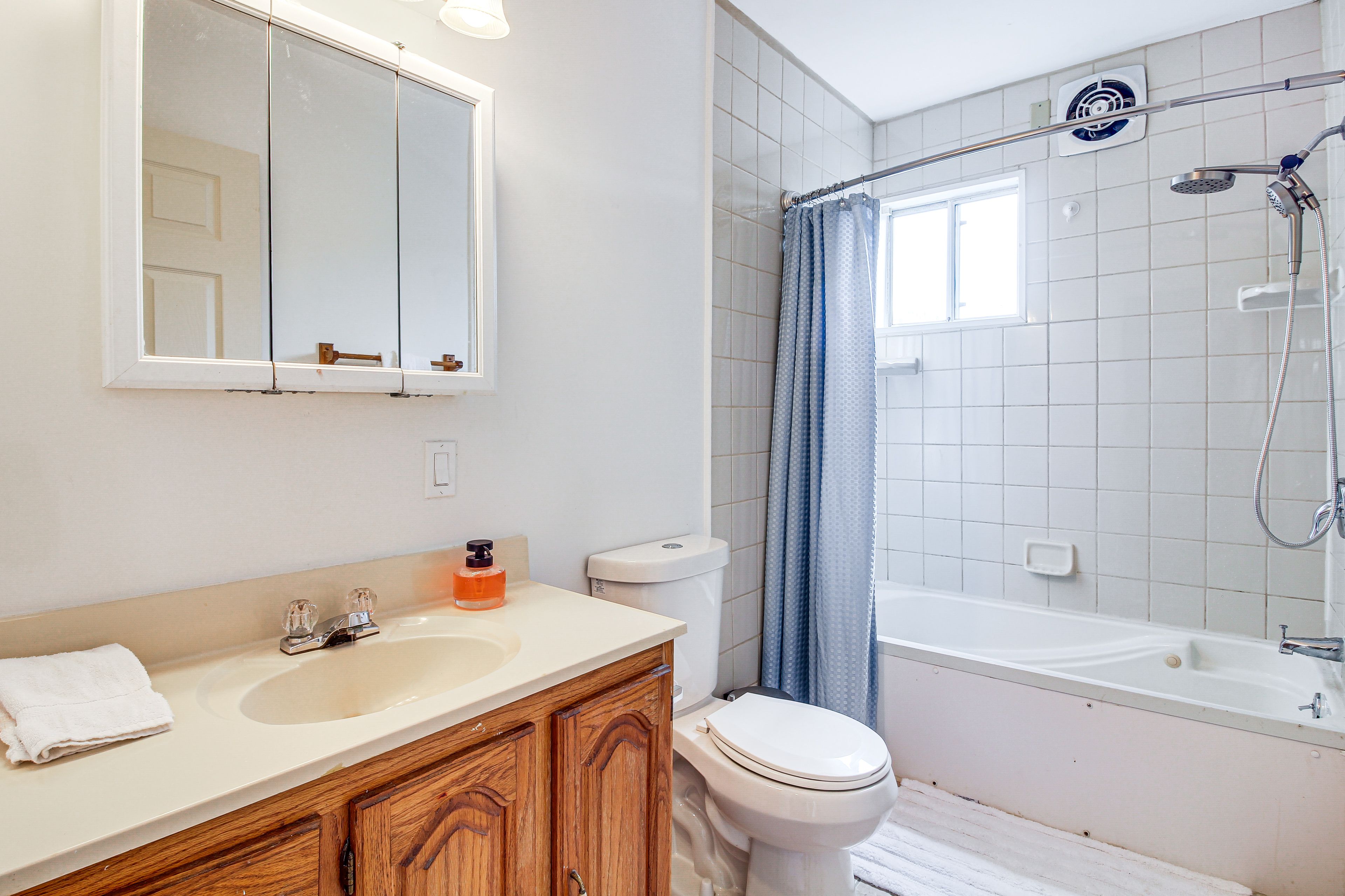 Full Bathroom | 1st Floor | Towels & Complimentary Toiletries Provided