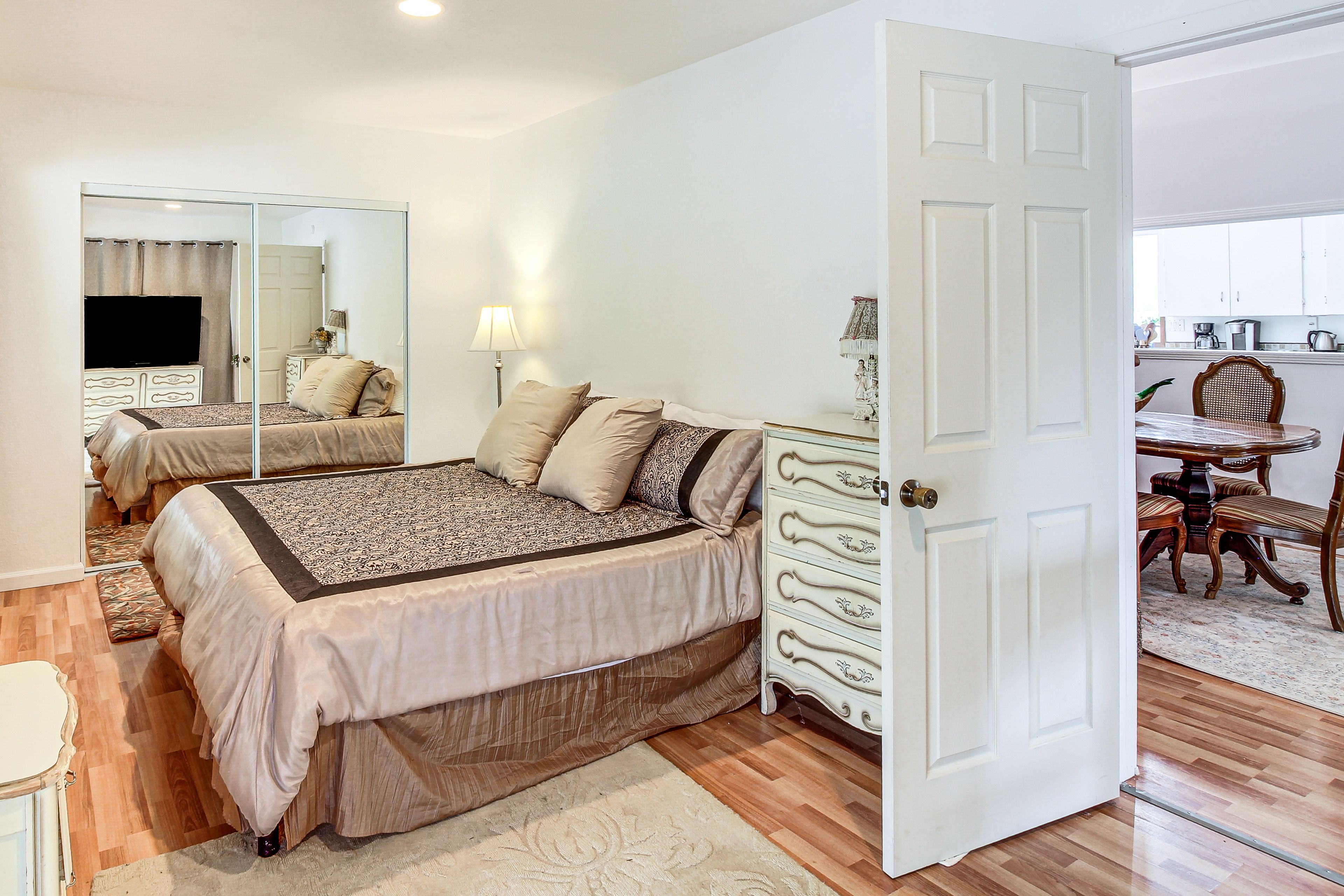 Bedroom 1 | 1st Floor | King Bed | Smart TV | Linens Provided