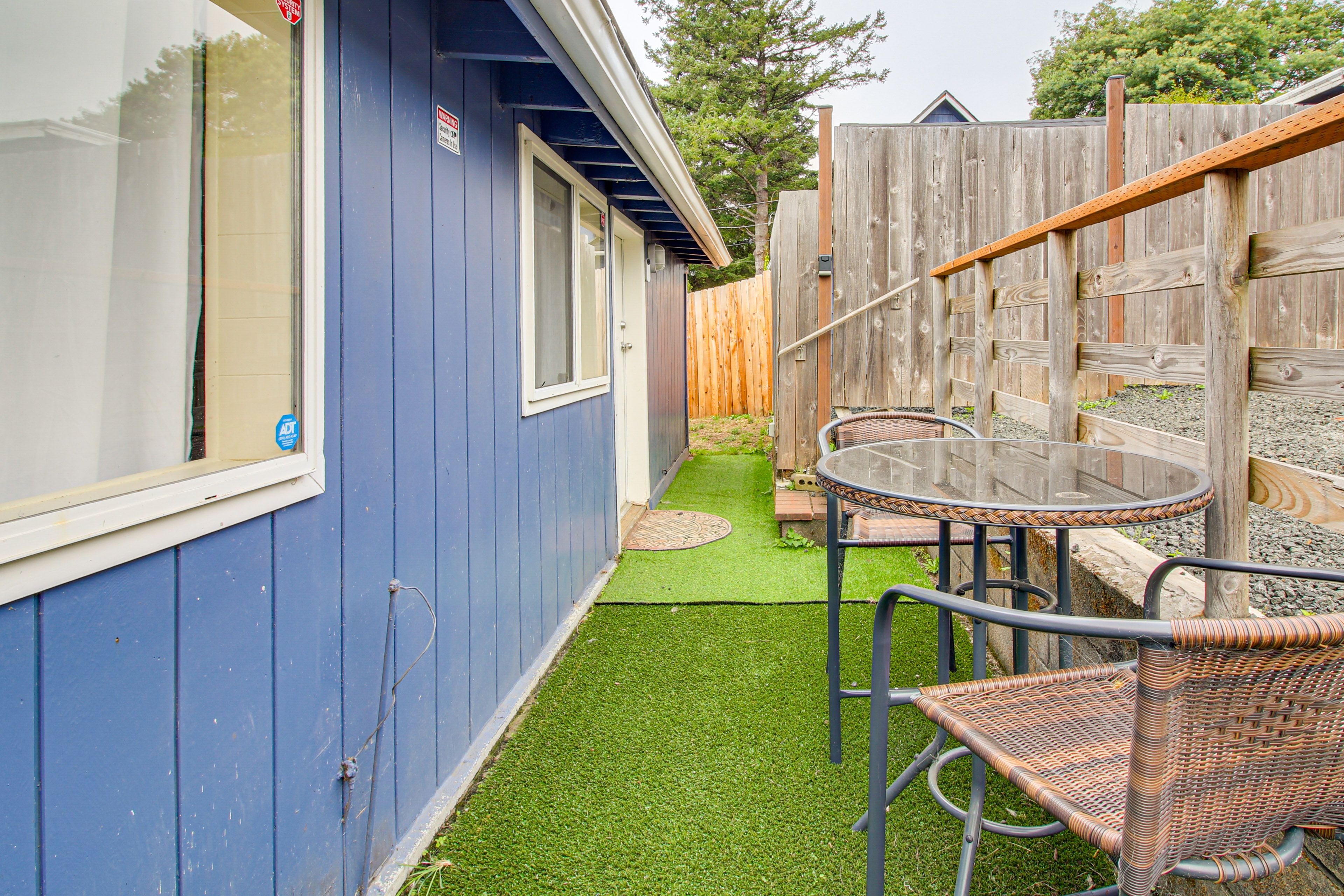 Private Yard | Dining Table | Gas Grill