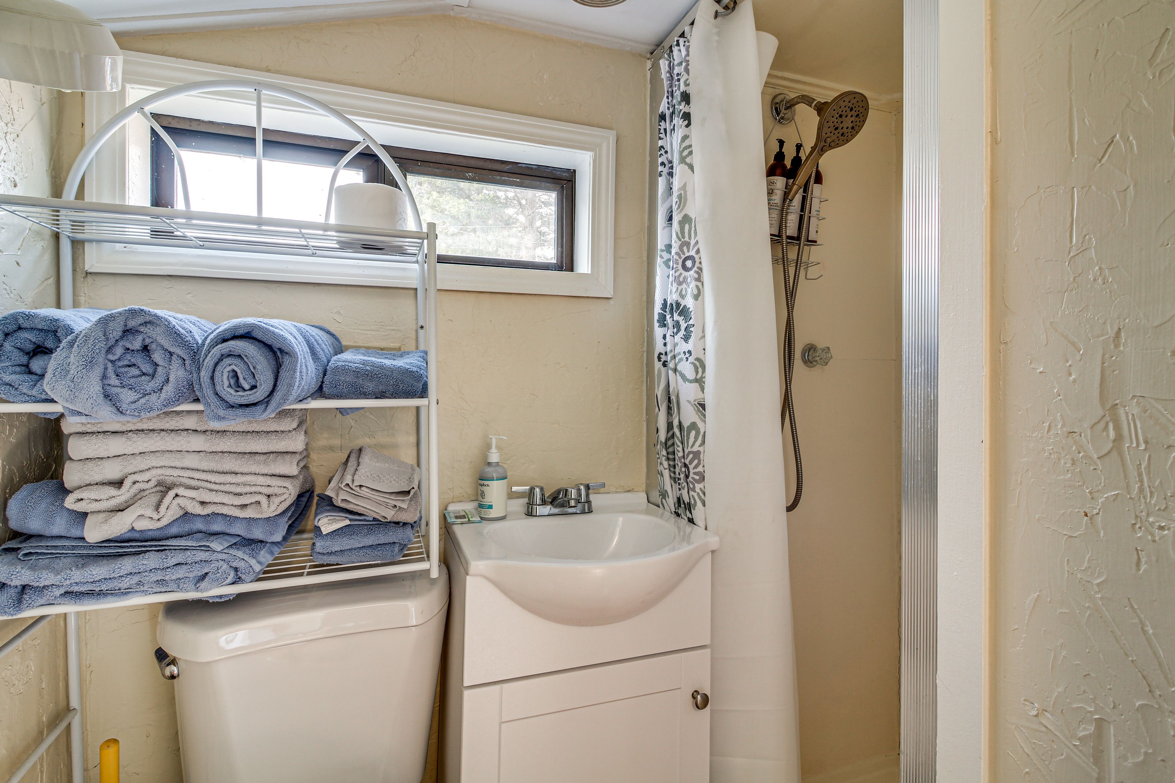 Full Bathroom | Towels Provided | Complimentary Toiletries