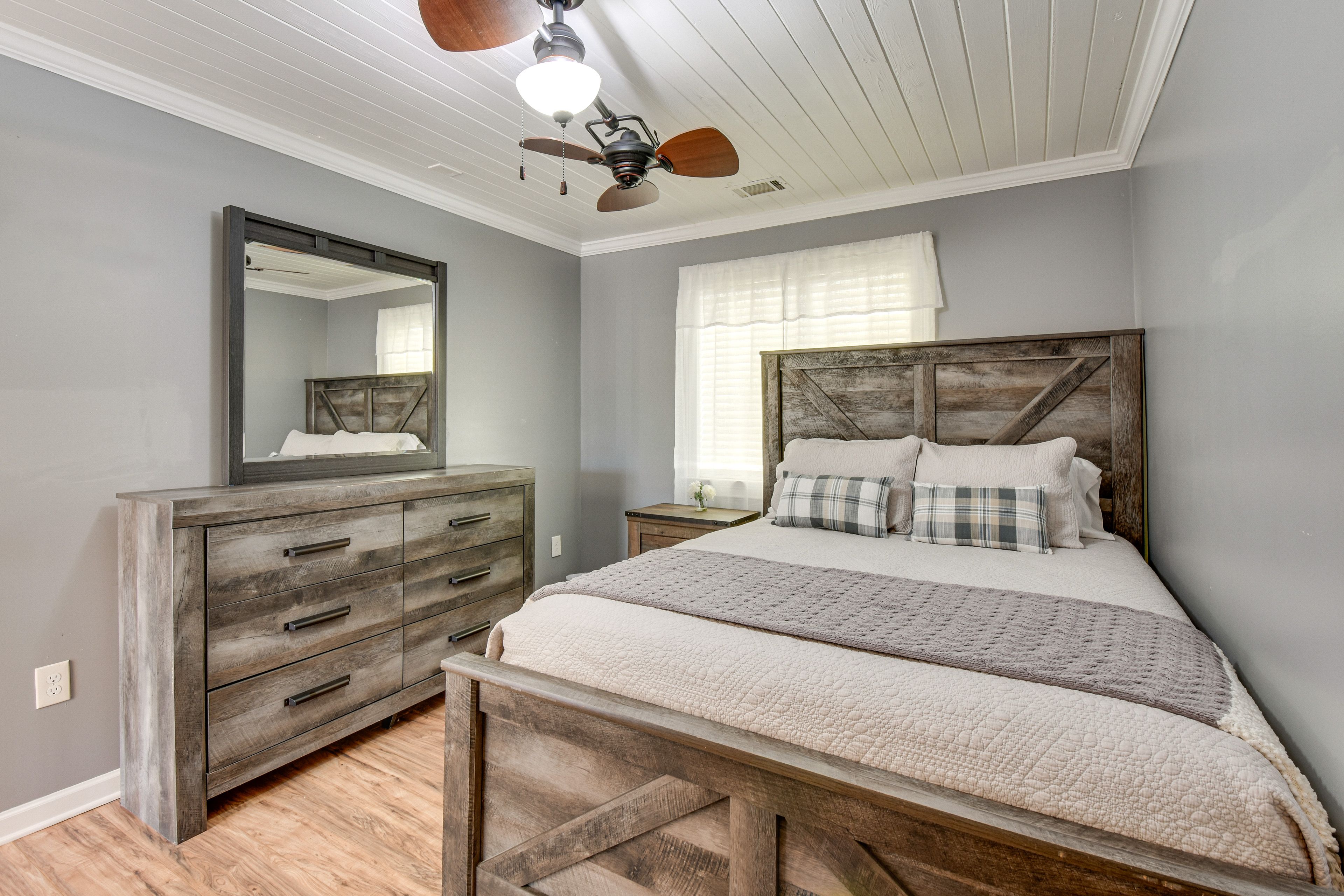 Bedroom 2 | Queen Bed