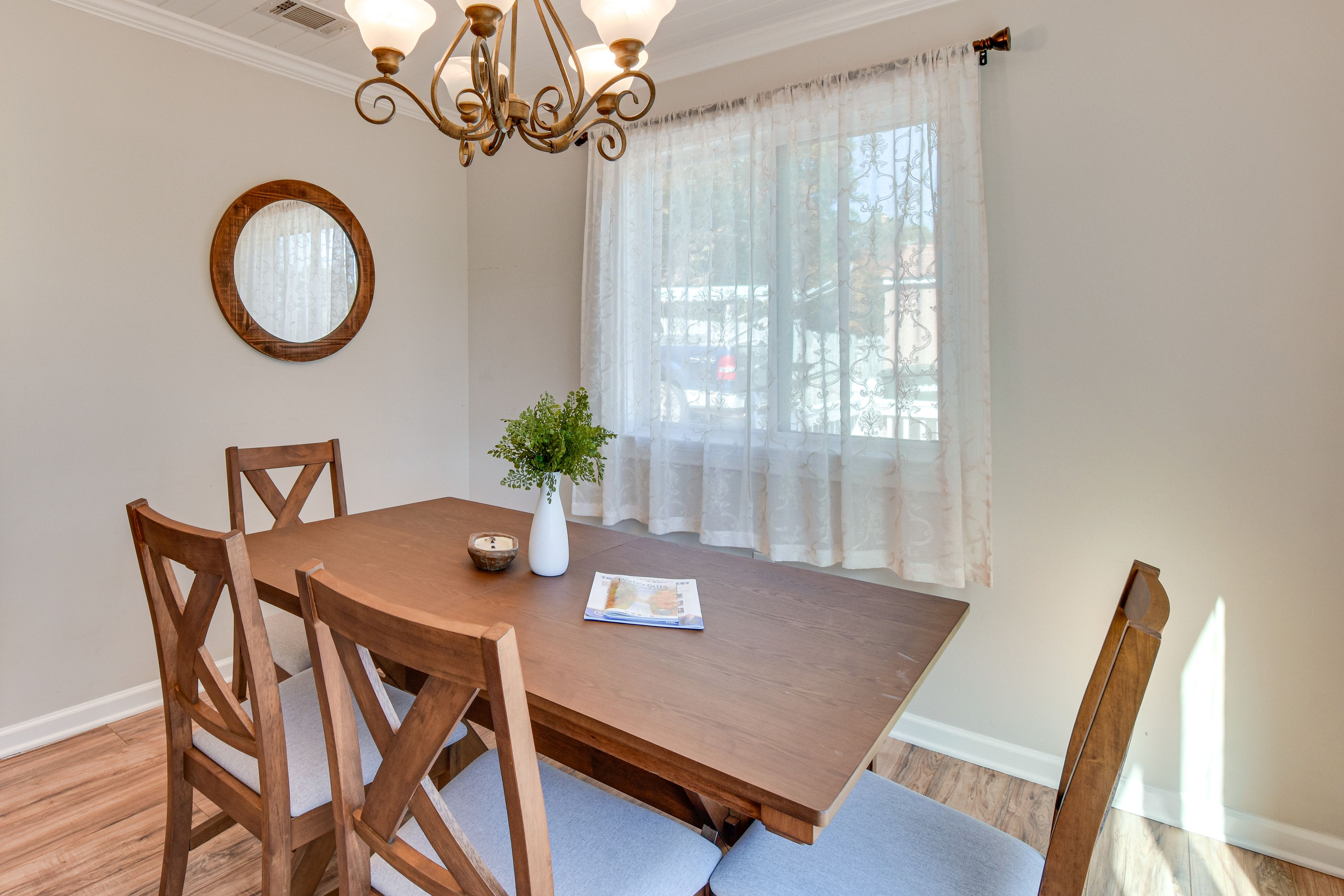 Dining Area | Dishware & Flatware Provided