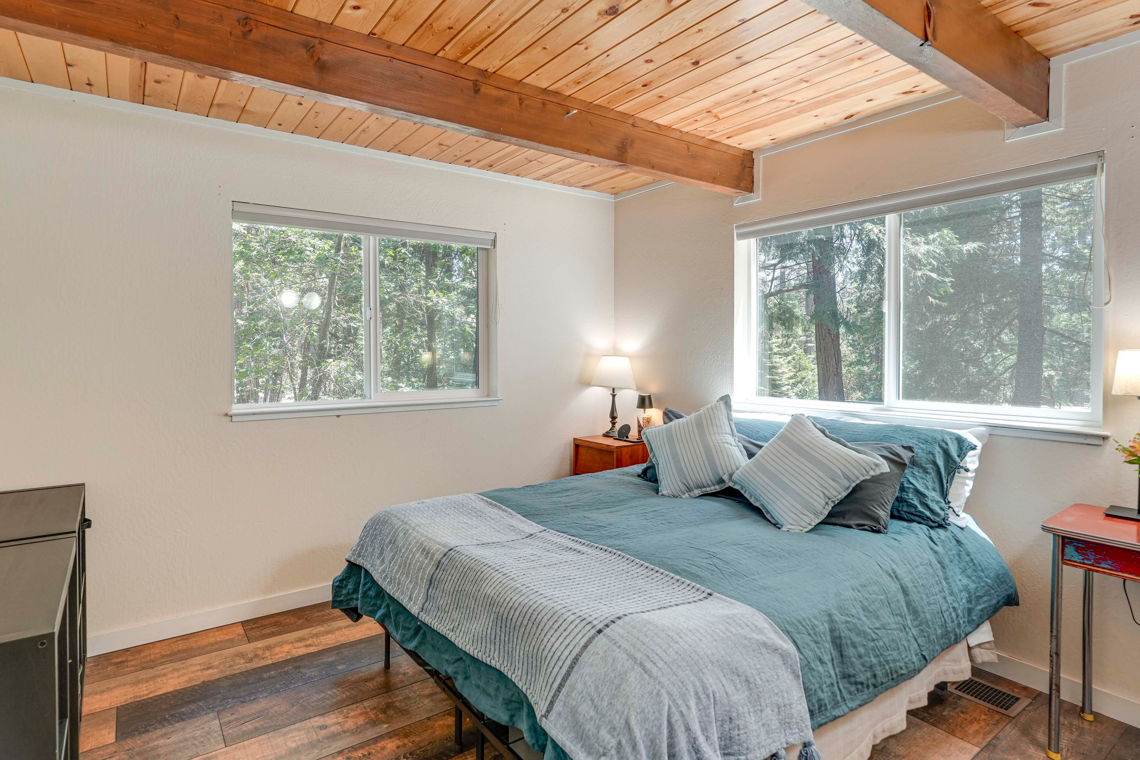 Bedroom 1 | Queen Bed | Main Floor