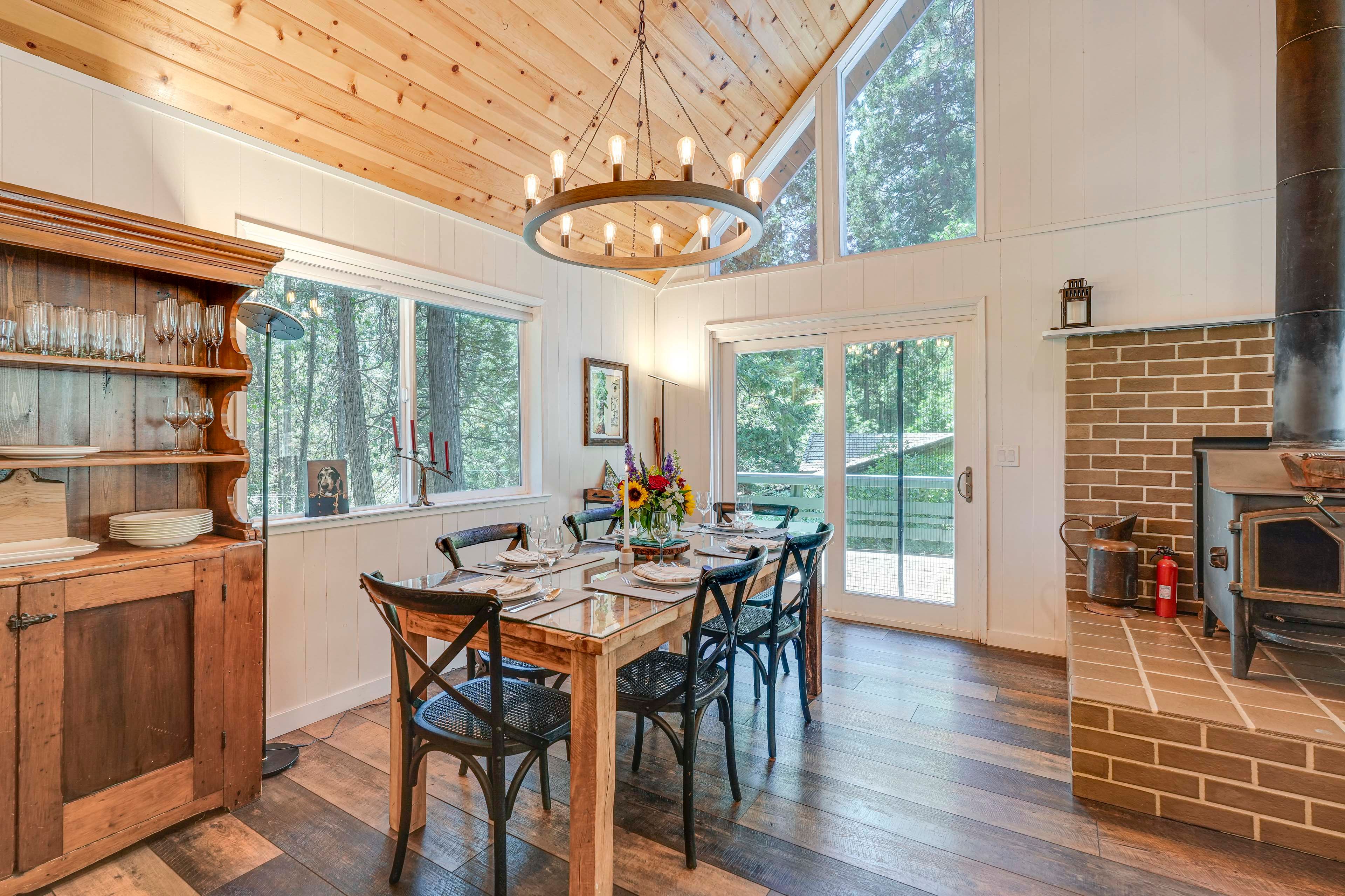 Dining Table | Dishware/Flatware | Main Floor