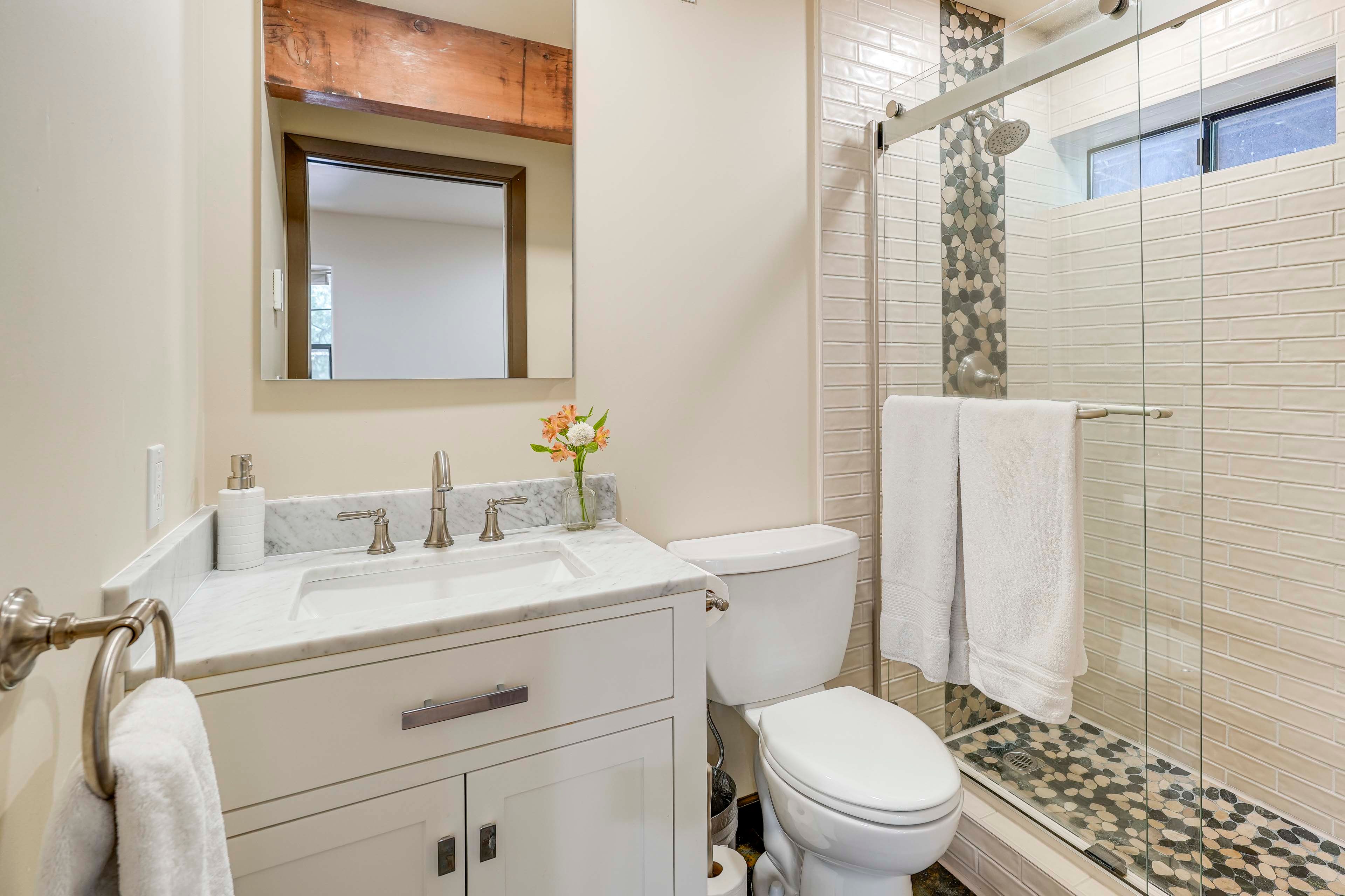 Full Bathroom | Towels Provided | Lower Floor