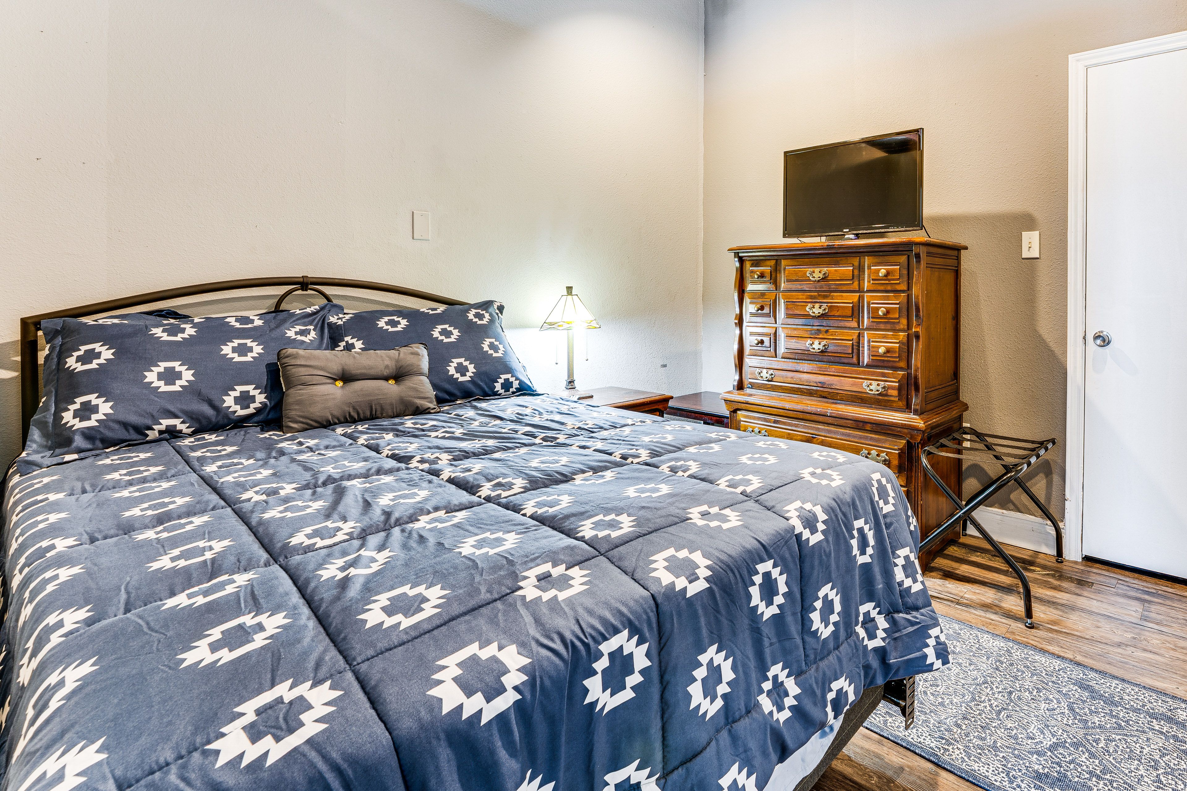 Bedroom 2 | Full Bed | Smart TV