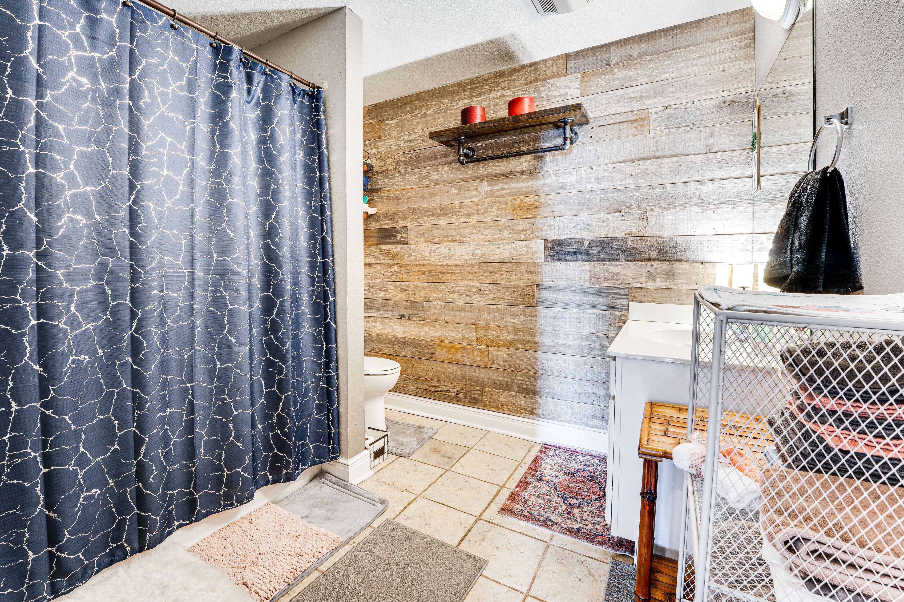 Full Bathroom | Towels Provided