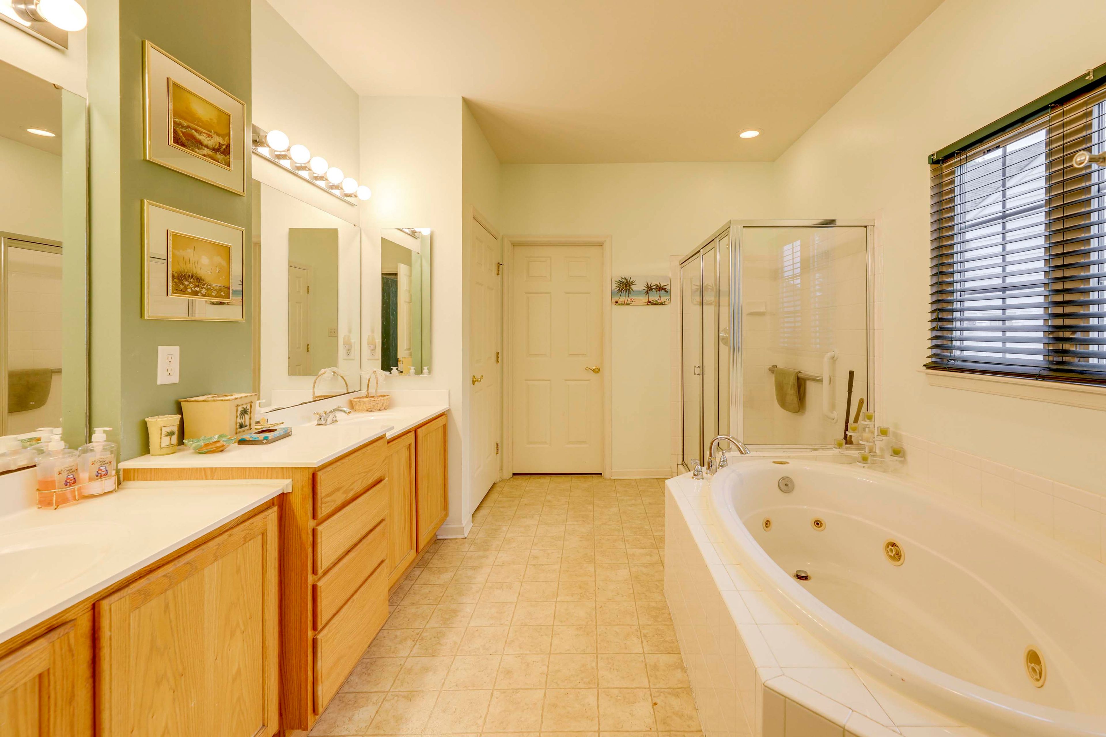 Full Bathroom | Towels Provided