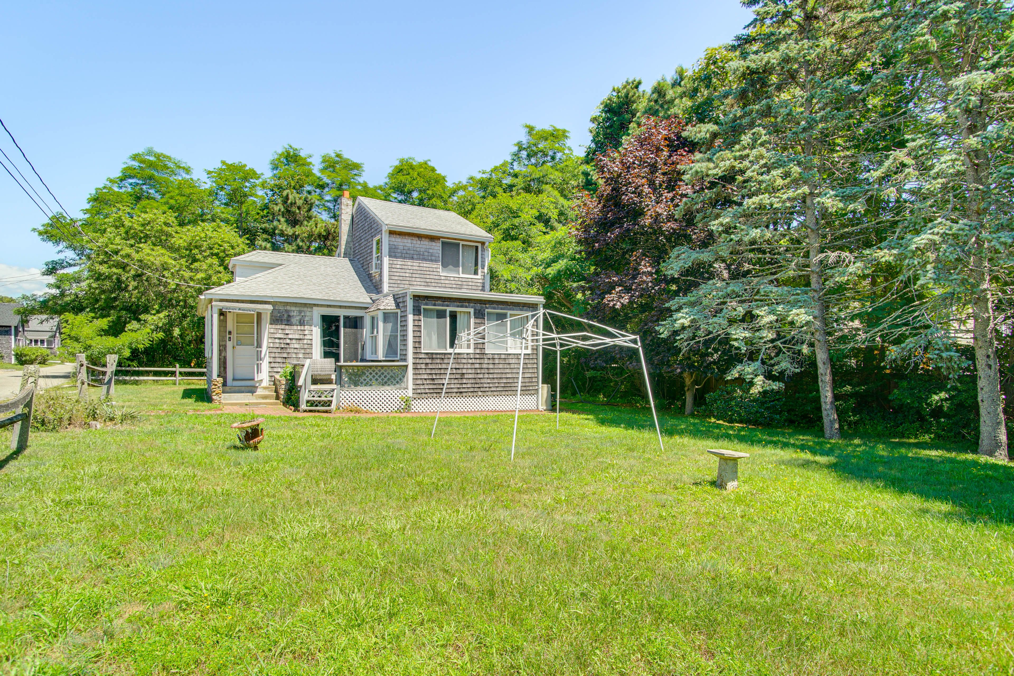 Private Yard | Self Check-In | 0.9 Mi to Inkwell Beach