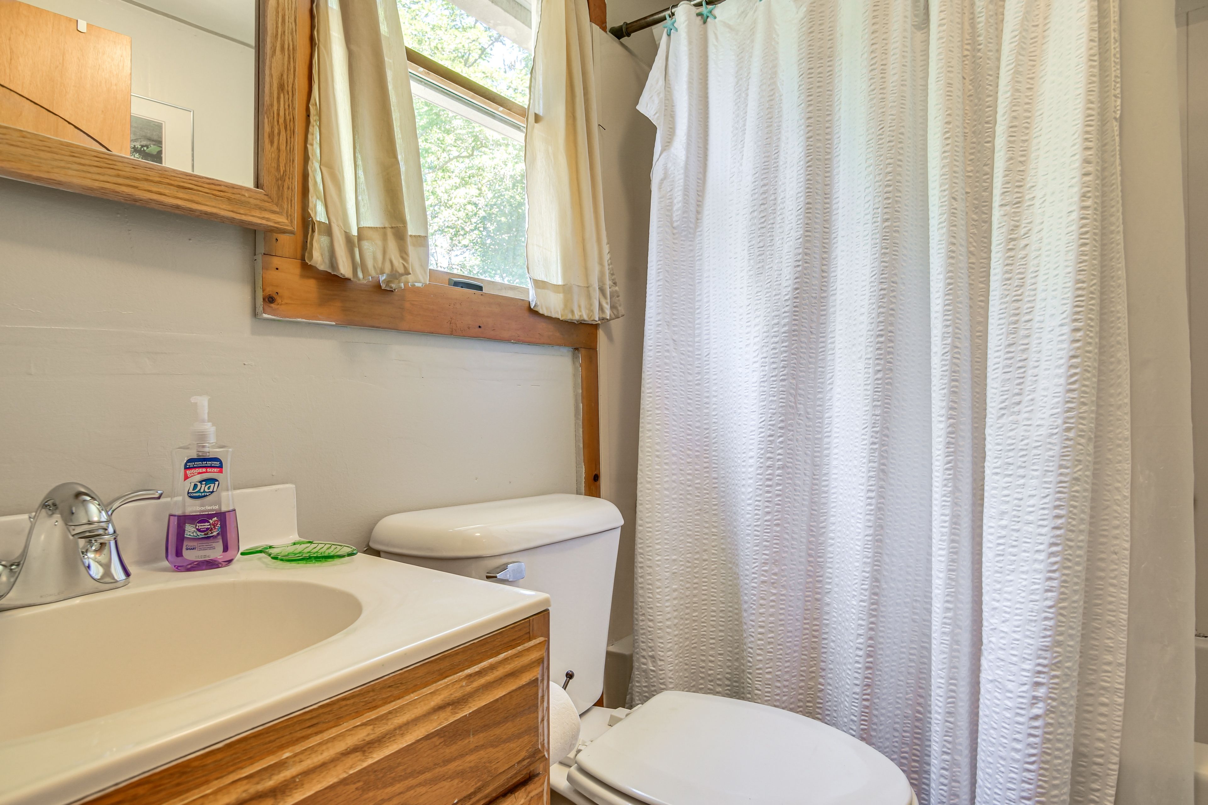 Full Bathroom | 2nd Floor