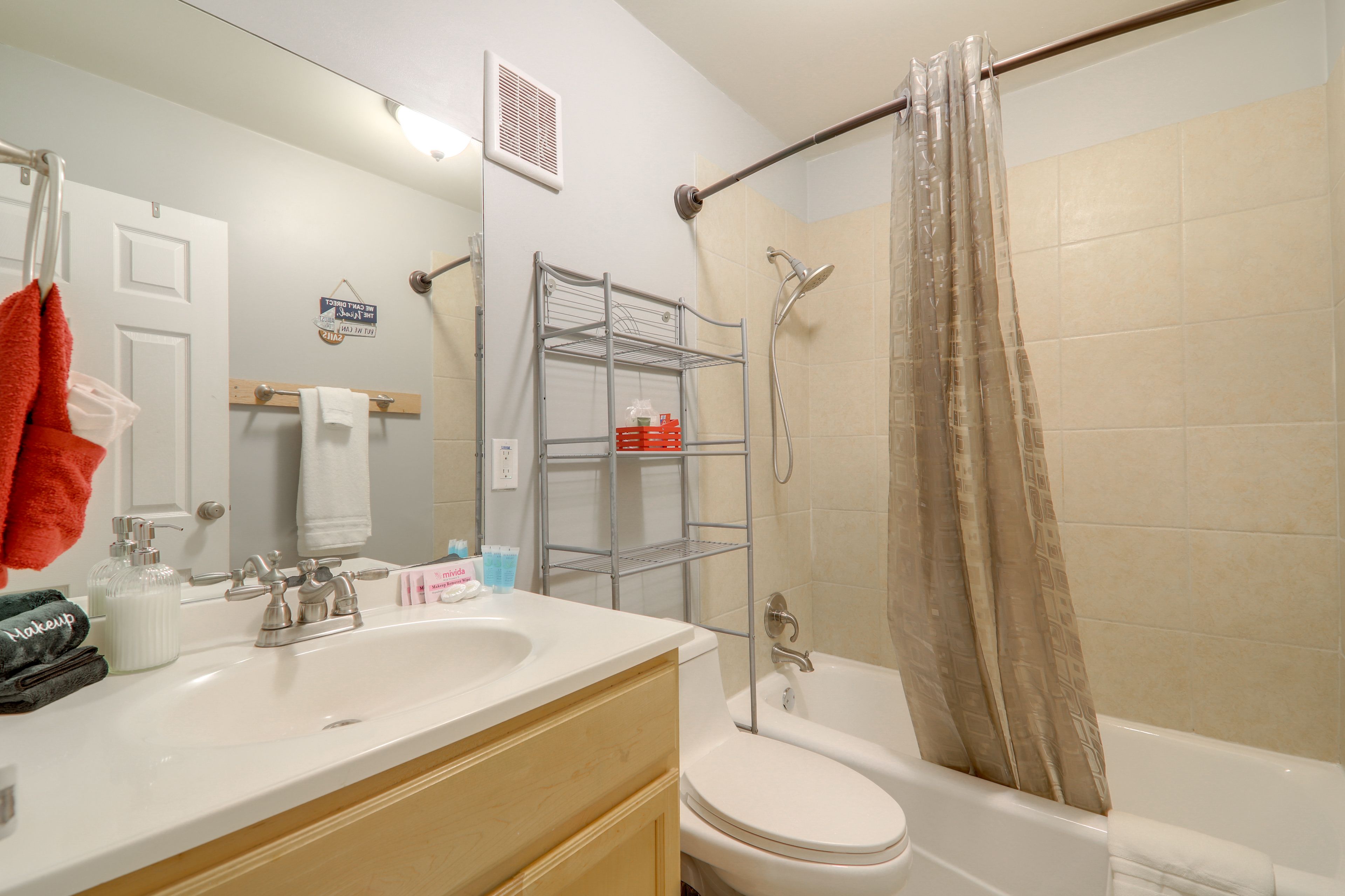 Full Bathroom | Towels Provided