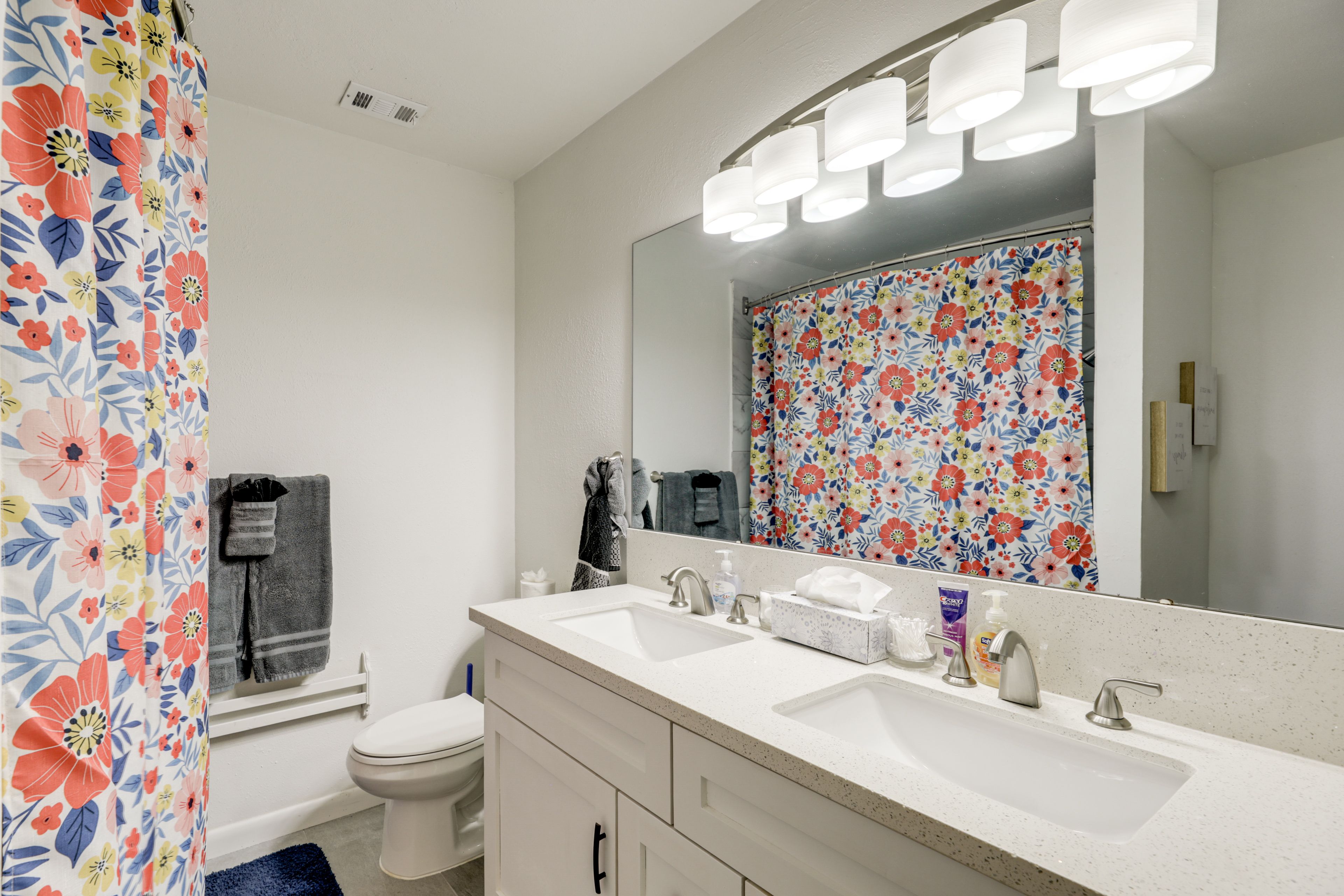 Full Bathroom | Towels Provided