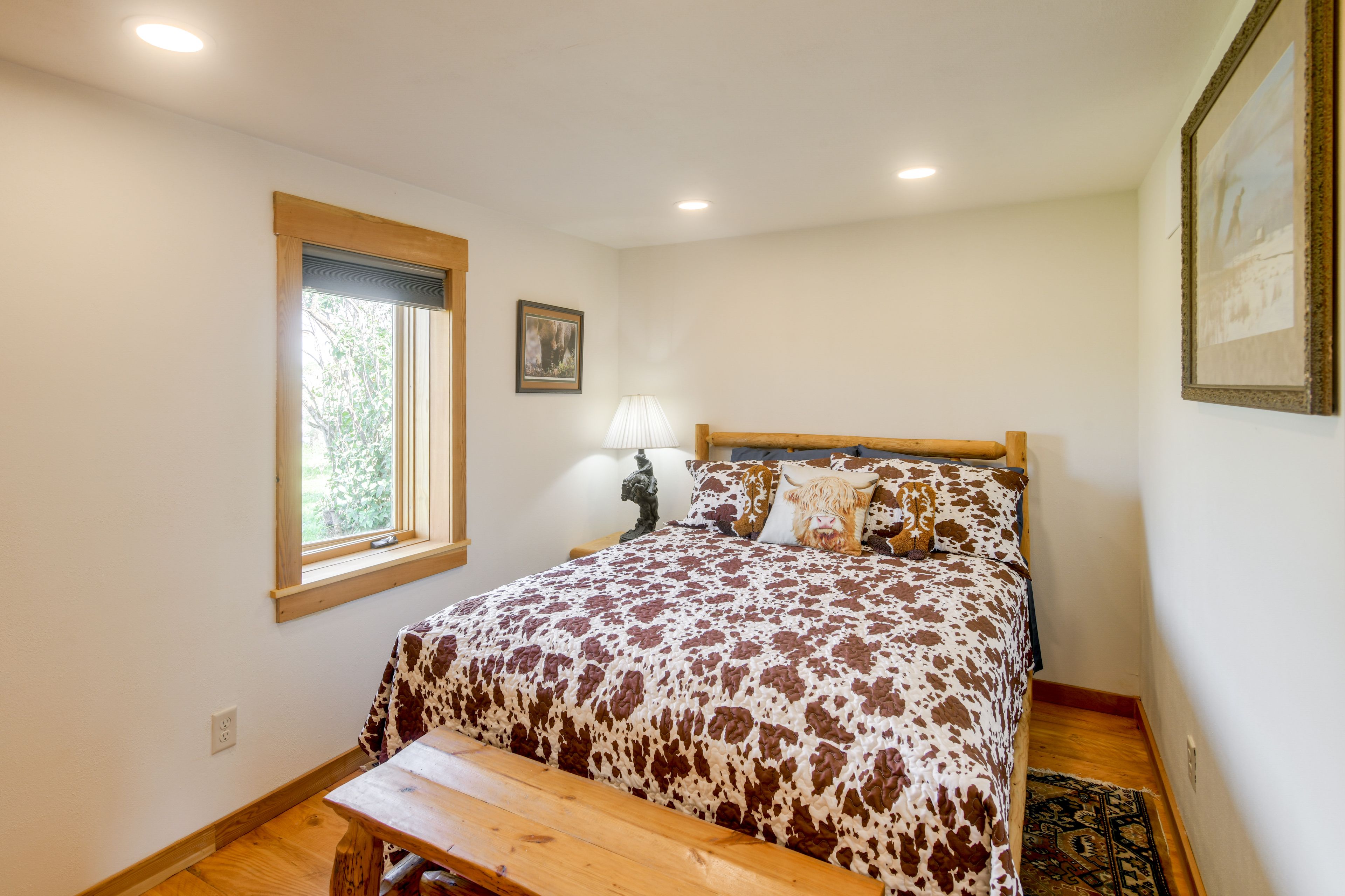 Bedroom | Queen Bed | 1st Level