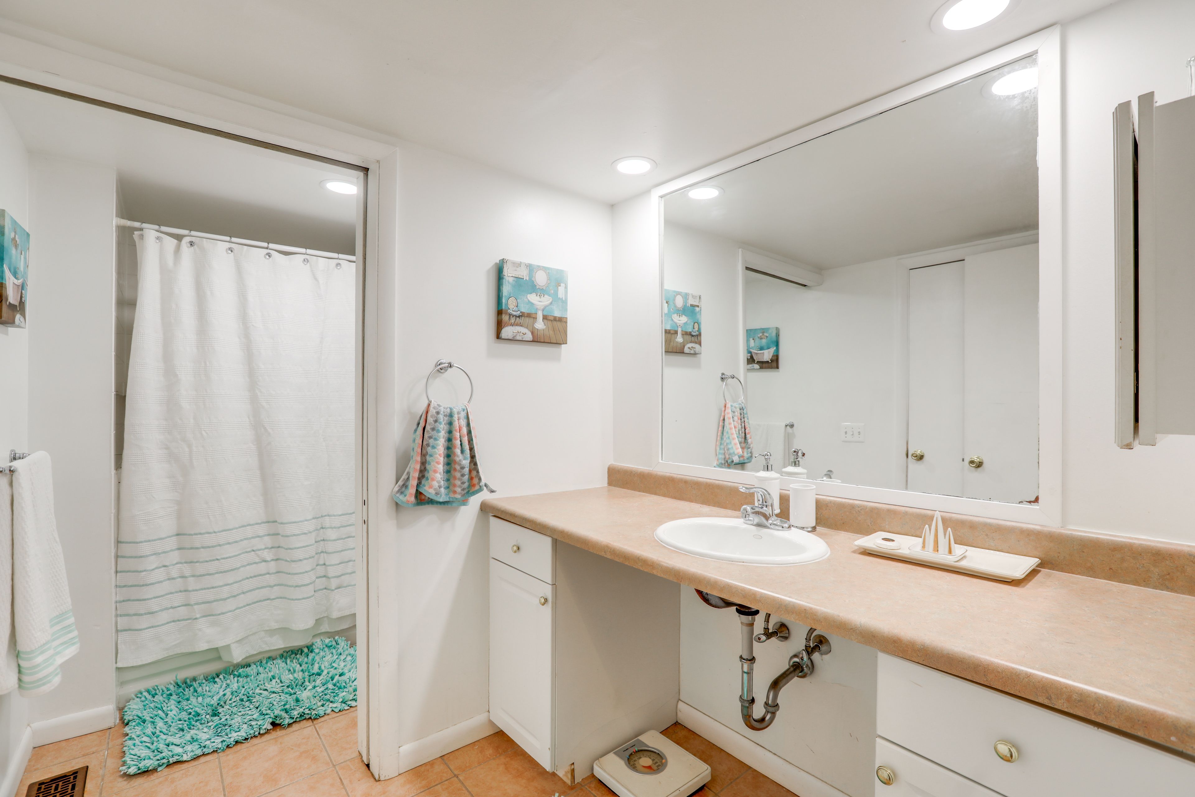 Full Bathroom | Towels Provided | Complimentary Toiletries