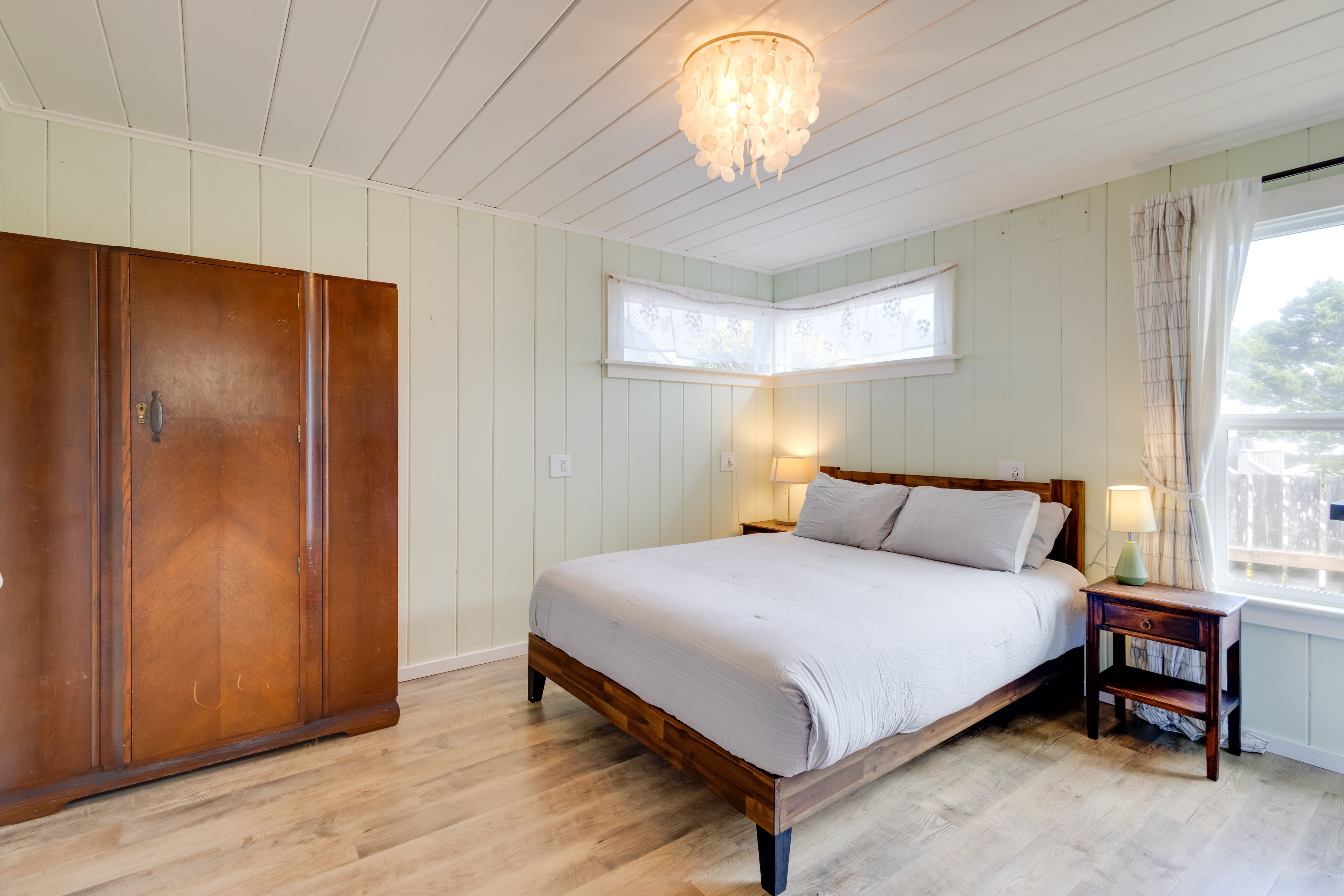 Bedroom 1 | Queen Bed | 1st Floor