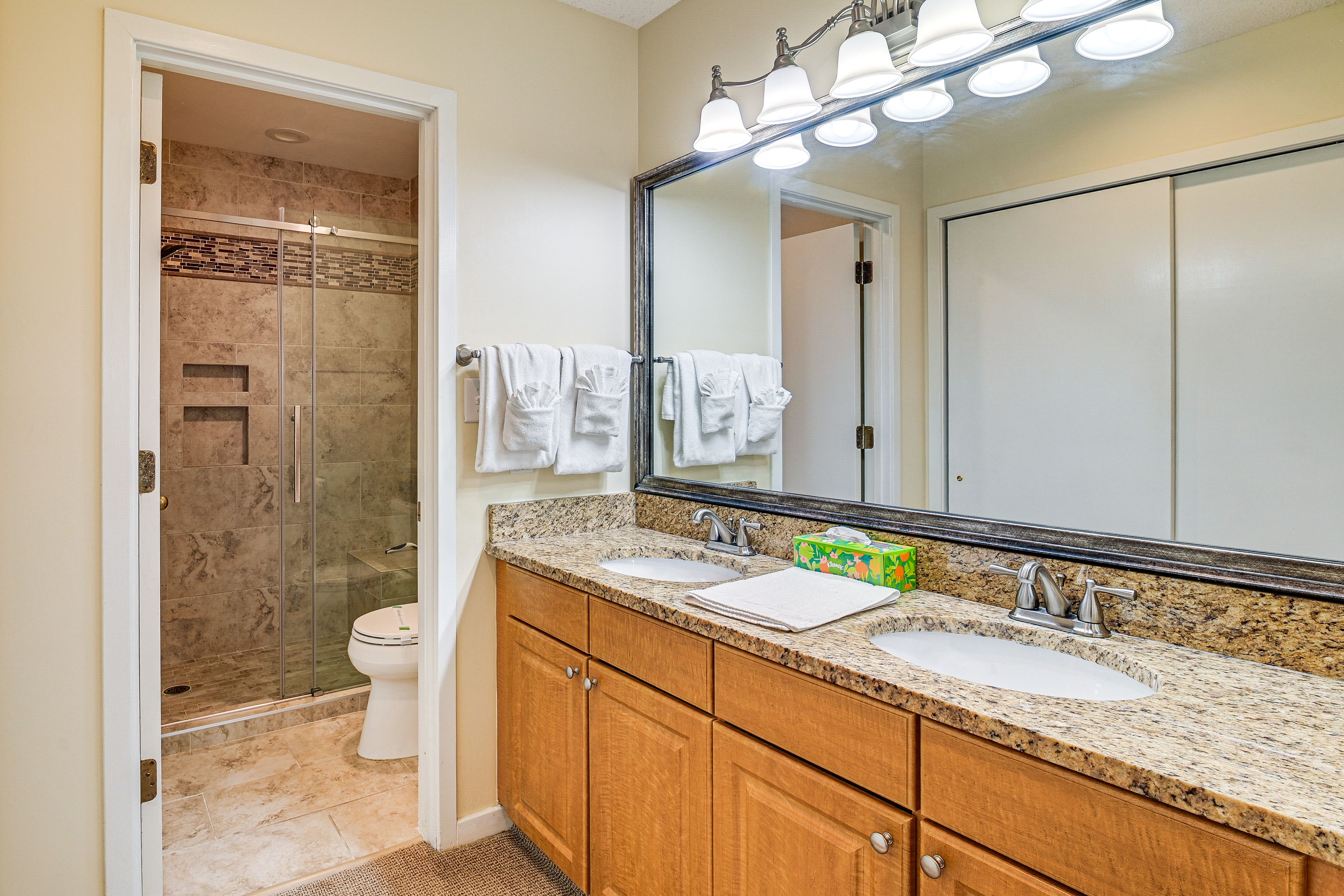 Full Bathroom | Towels Provided